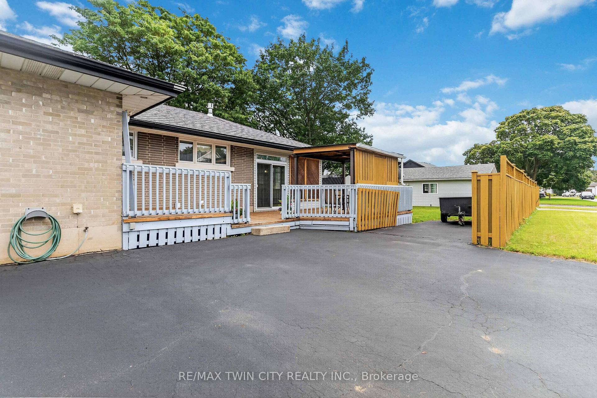 Photo 31 of 46 Fairview Drive, Brantford, Fairview/Greenbrier — HOMEH