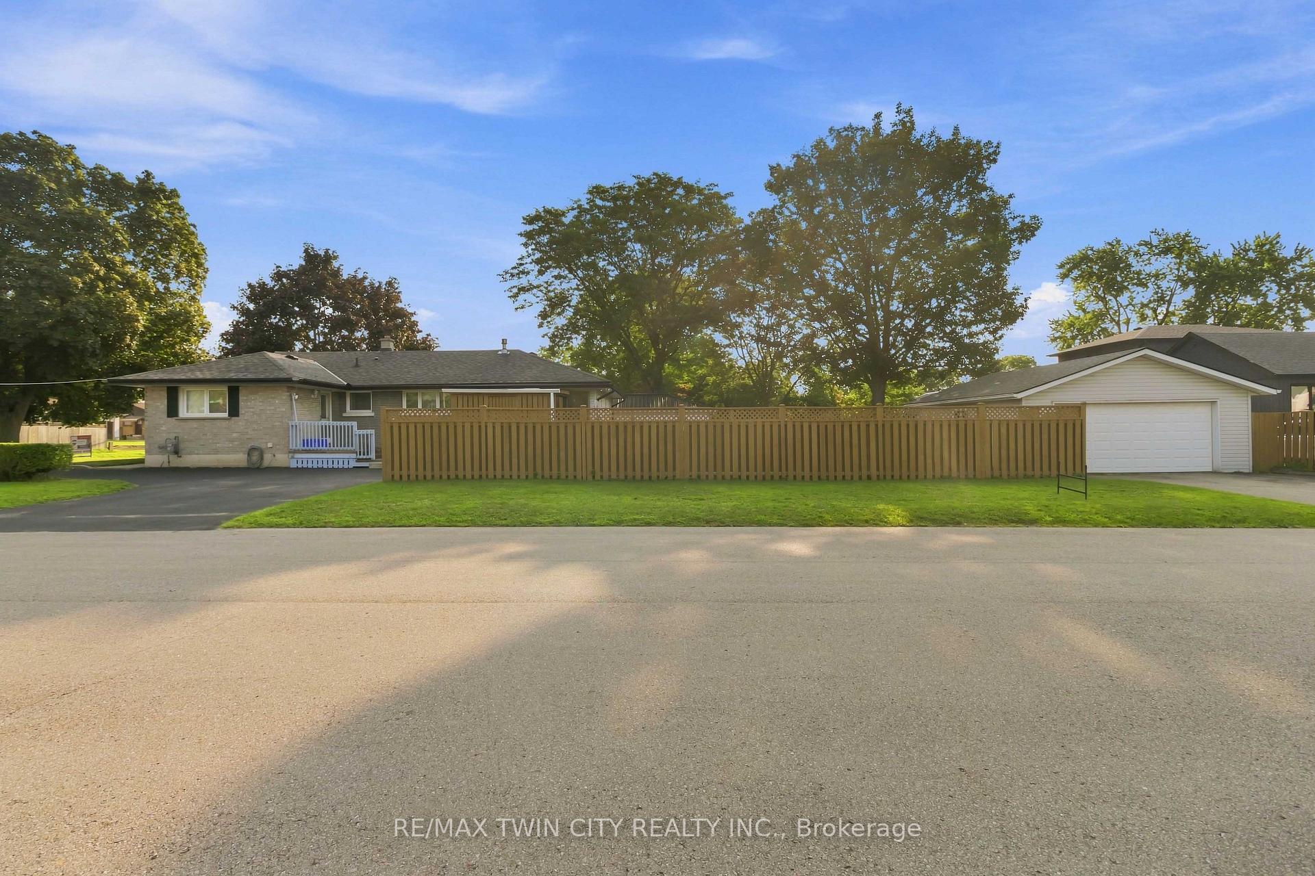 Photo 32 of 46 Fairview Drive, Brantford, Fairview/Greenbrier — HOMEH