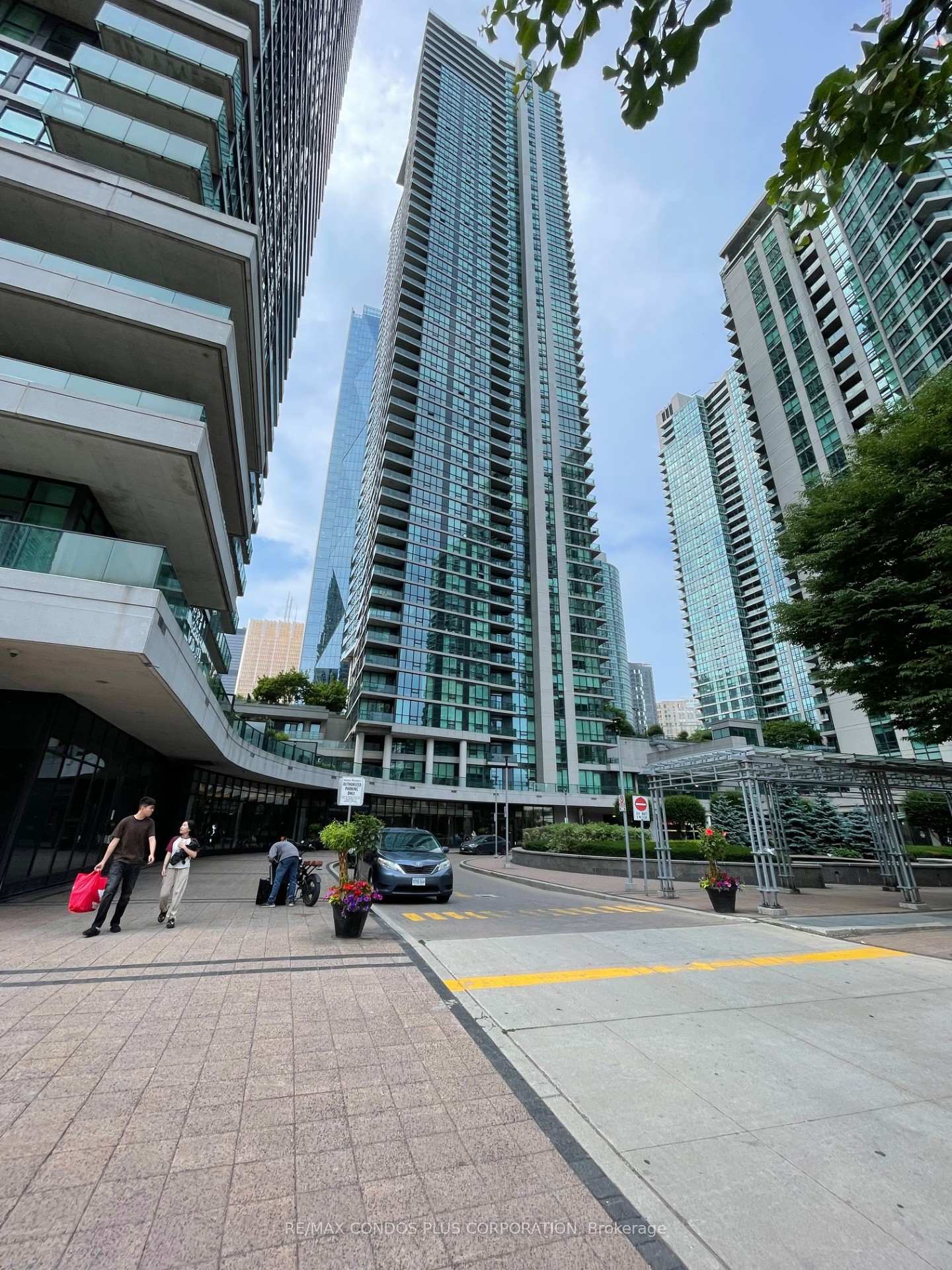 Photo 3 of Unit 2508, 18 Harbour Street, Toronto, Waterfront Communities — HOMEH