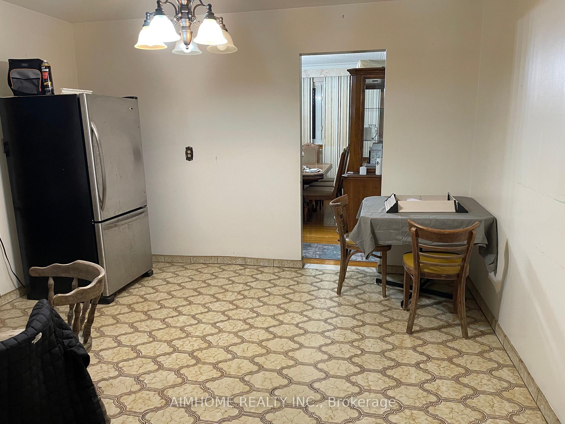 Photo 8 of 170 Gracefield Avenue, North York, Maple Leaf — HOMEH