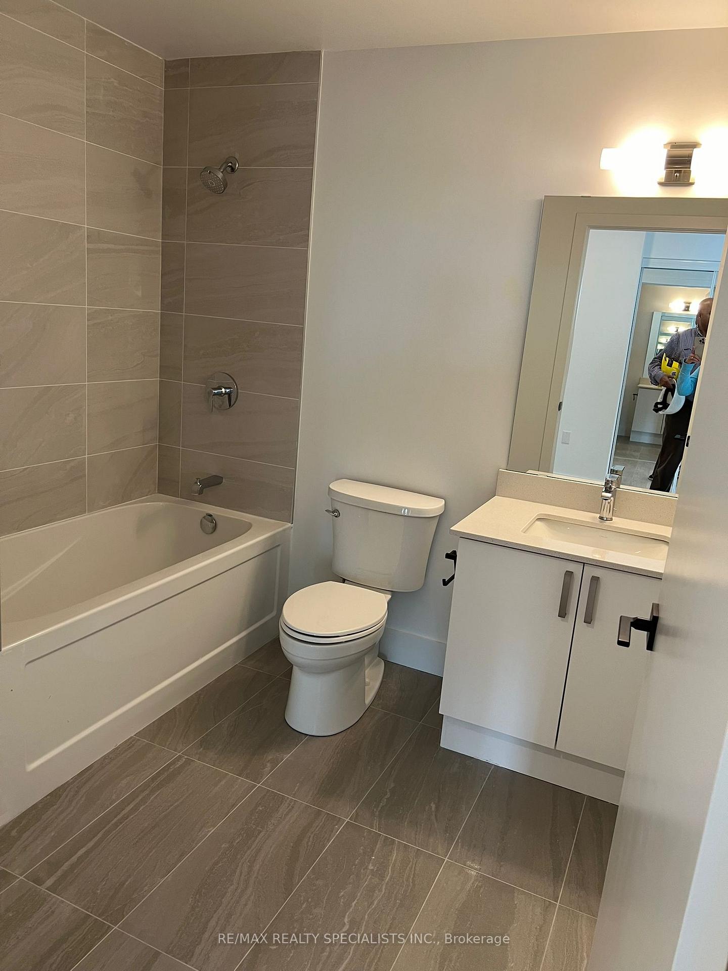 Photo 16 of Unit 702, 2782 Barton Street E, Hamilton, Riverdale — HOMEH