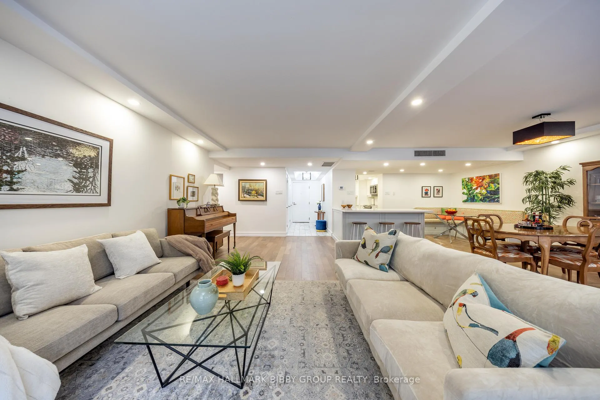 Photo 5 of Unit 605, 61 St Clair Avenue W, Toronto, Yonge-St. Clair — HOMEH