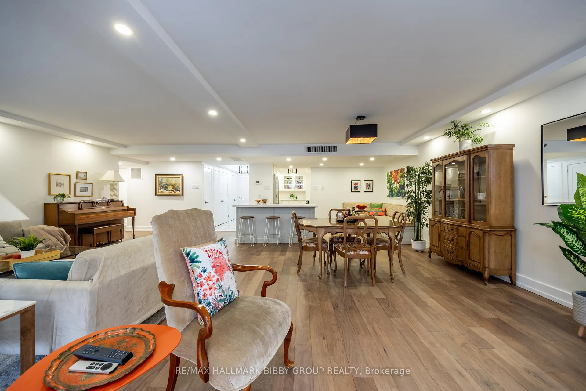 Photo 7 of Unit 605, 61 St Clair Avenue W, Toronto, Yonge-St. Clair — HOMEH