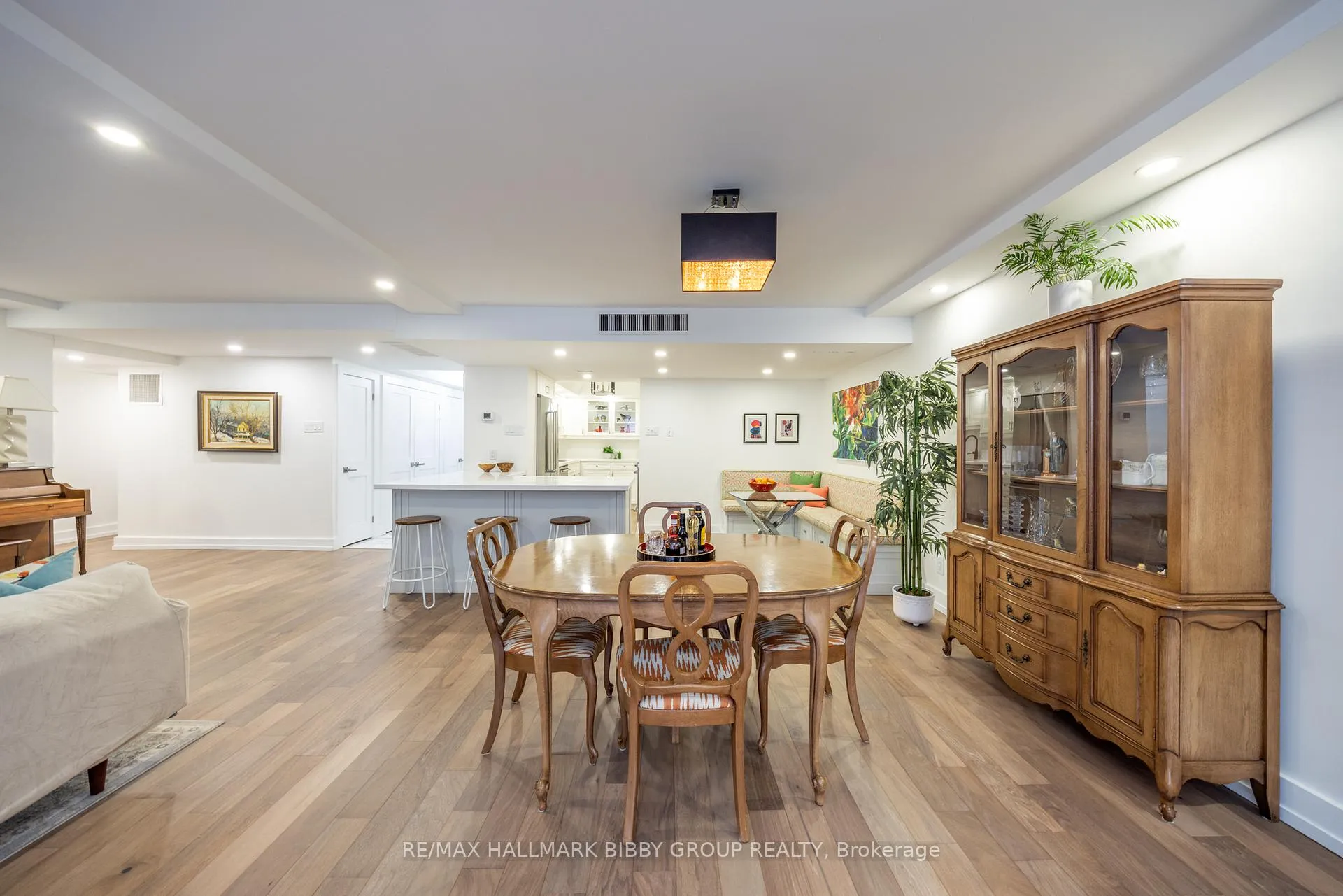 Photo 10 of Unit 605, 61 St Clair Avenue W, Toronto, Yonge-St. Clair — HOMEH