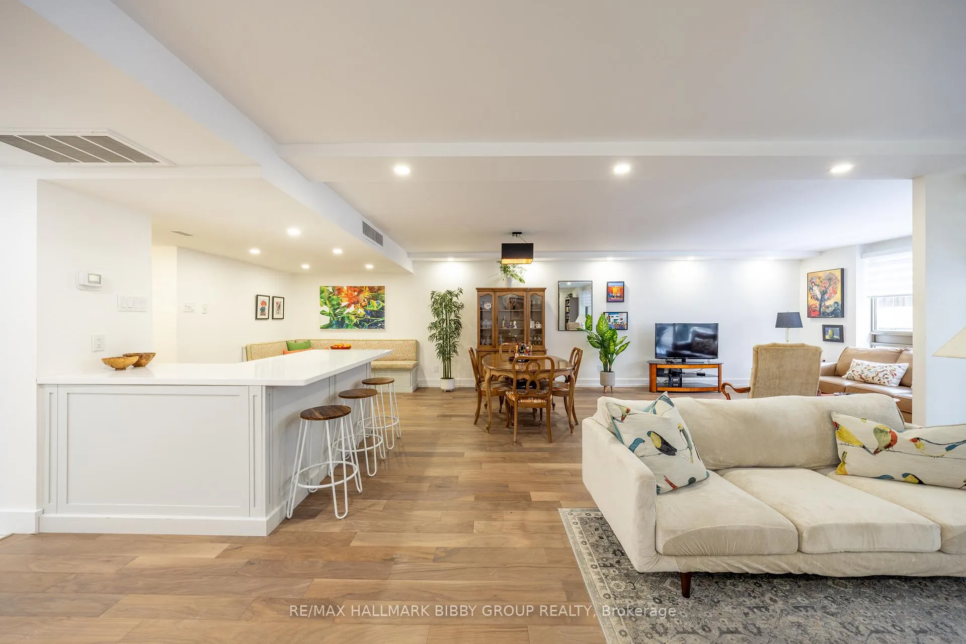 Photo 11 of Unit 605, 61 St Clair Avenue W, Toronto, Yonge-St. Clair — HOMEH