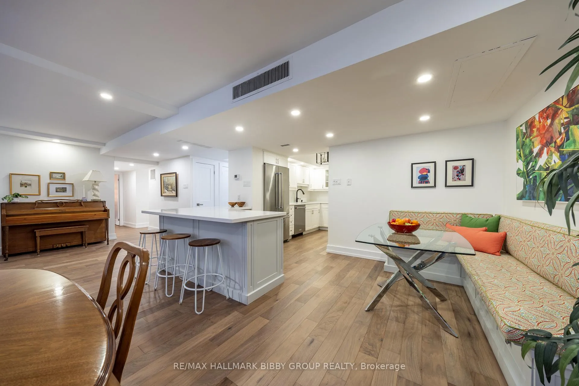 Photo 12 of Unit 605, 61 St Clair Avenue W, Toronto, Yonge-St. Clair — HOMEH