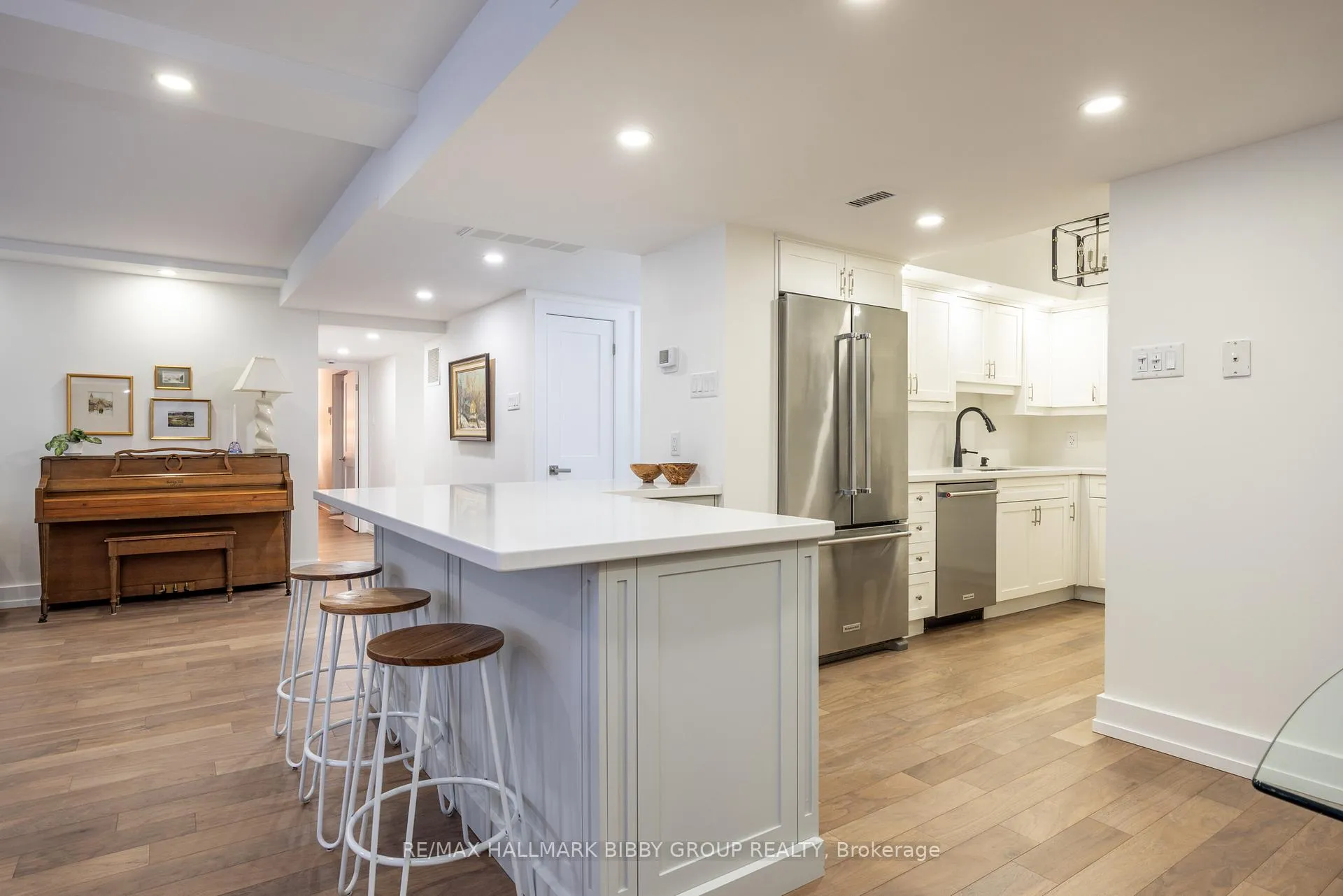 Photo 14 of Unit 605, 61 St Clair Avenue W, Toronto, Yonge-St. Clair — HOMEH