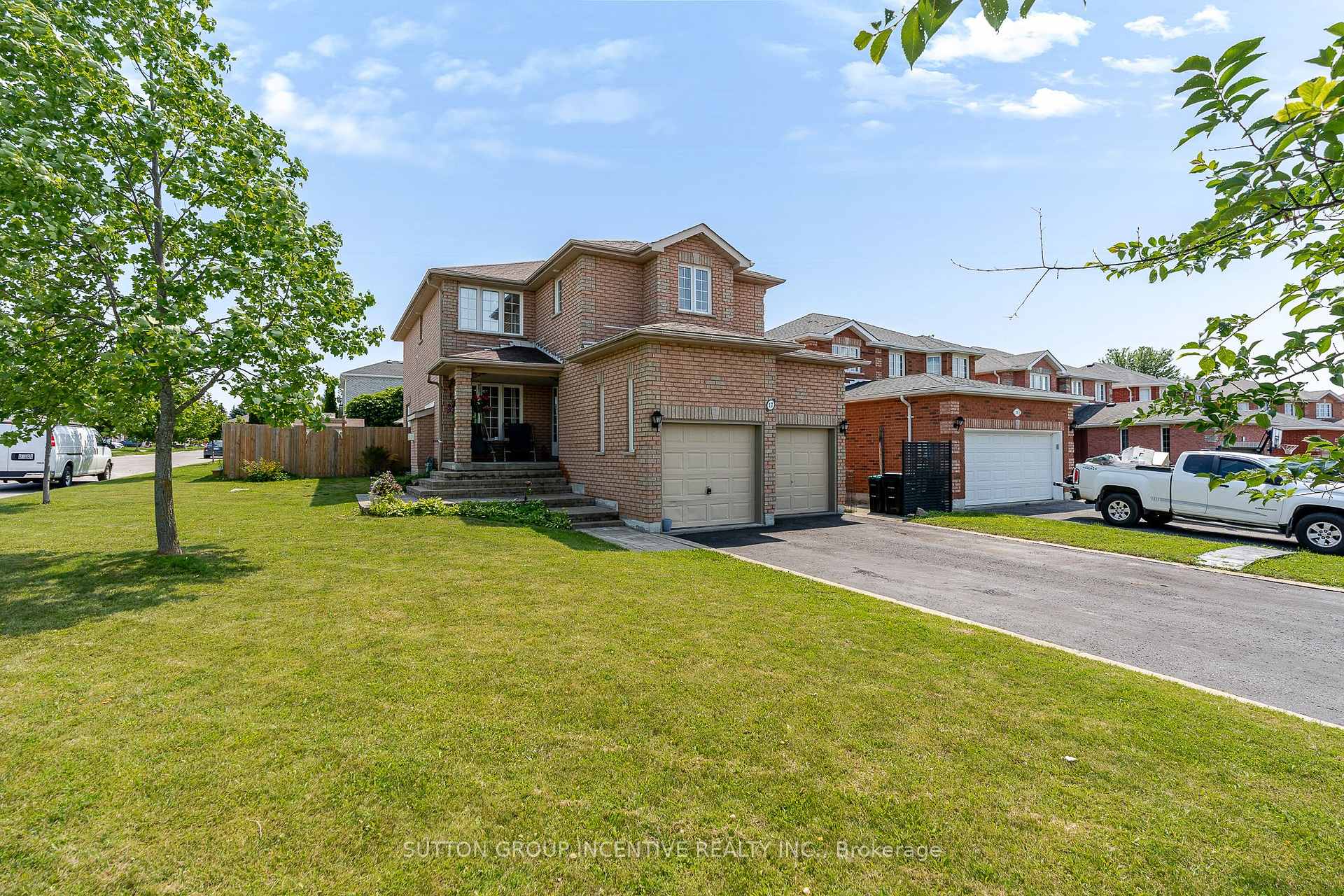 Photo 2 of 17 Shaina Court, Barrie, Painswick South — HOMEH