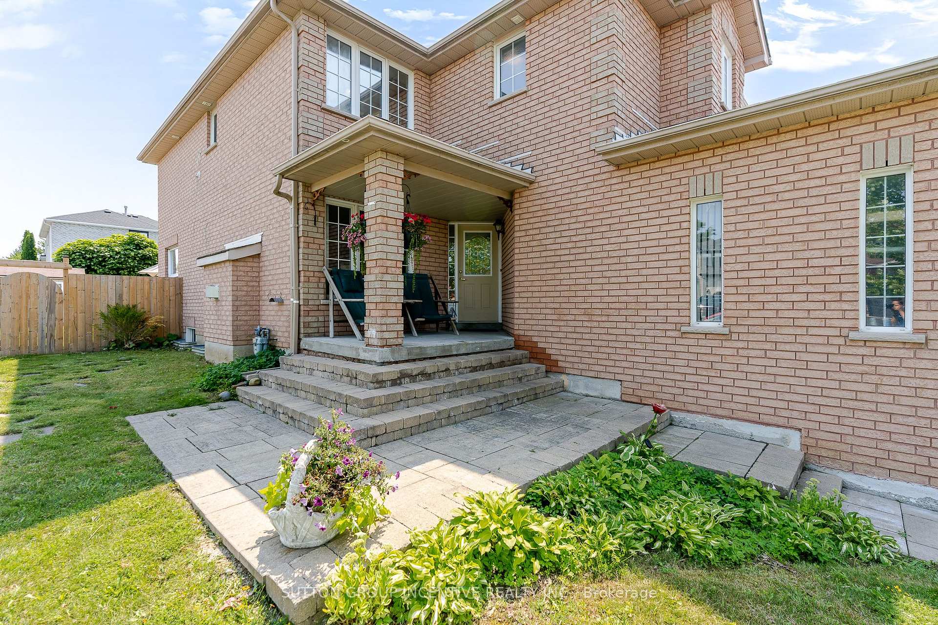 Photo 4 of 17 Shaina Court, Barrie, Painswick South — HOMEH