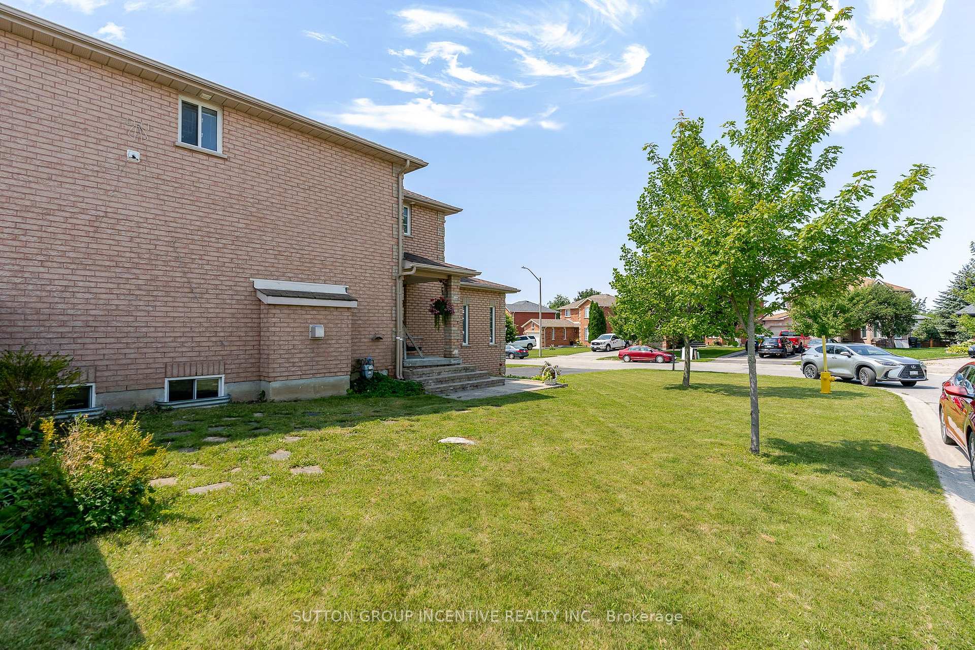 Photo 5 of 17 Shaina Court, Barrie, Painswick South — HOMEH