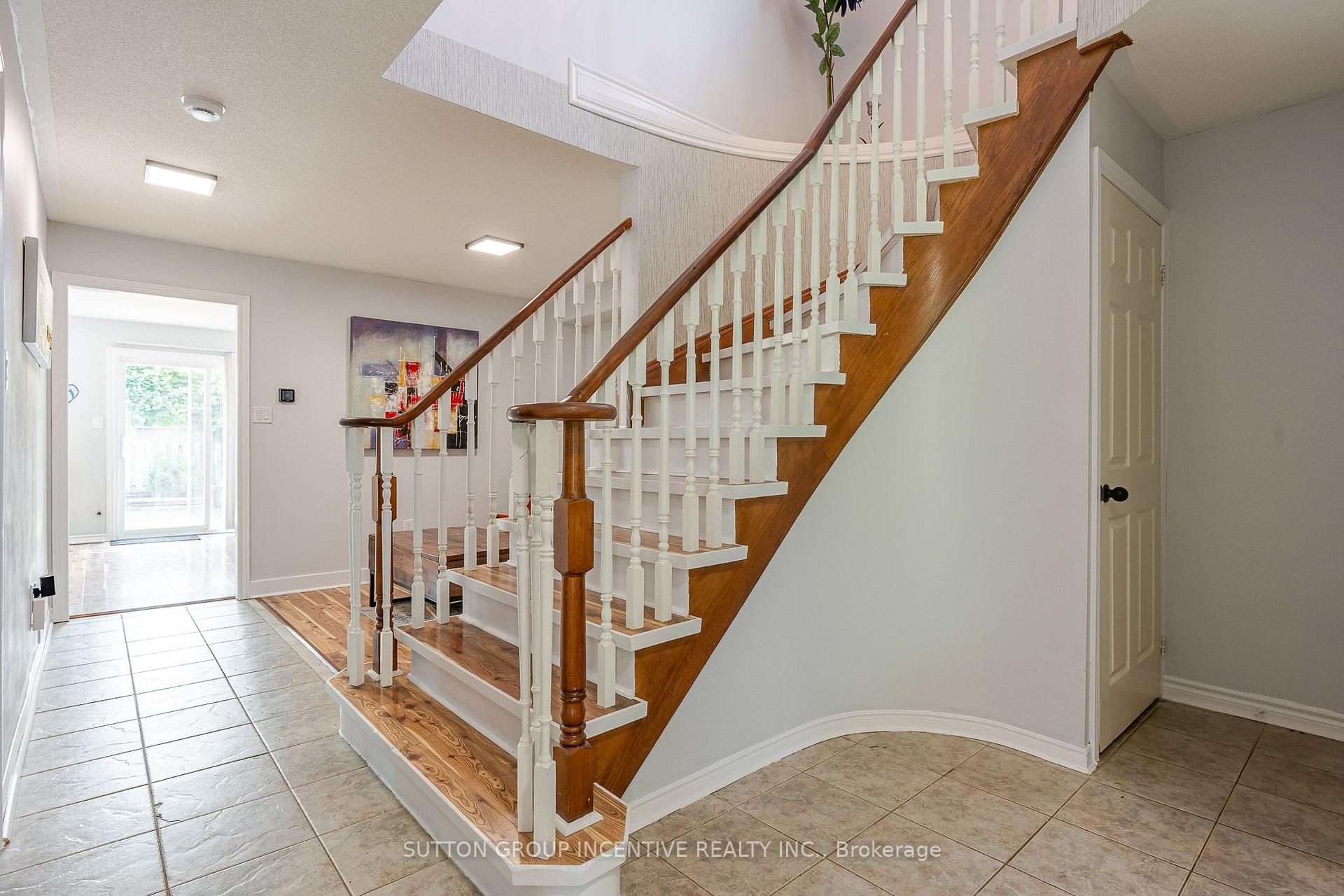 Photo 7 of 17 Shaina Court, Barrie, Painswick South — HOMEH