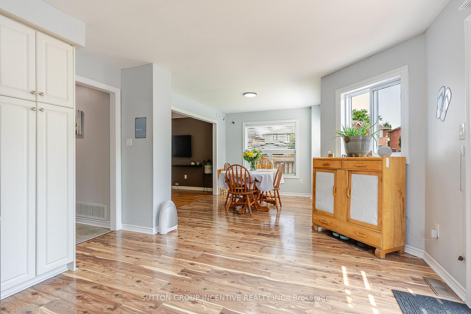 Photo 10 of 17 Shaina Court, Barrie, Painswick South — HOMEH
