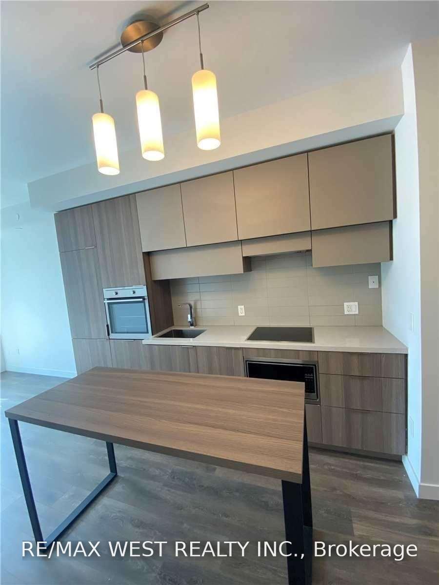 Photo 3 of Unit 909, 8 Eglinton Avenue E, Toronto, Mount Pleasant West — HOMEH
