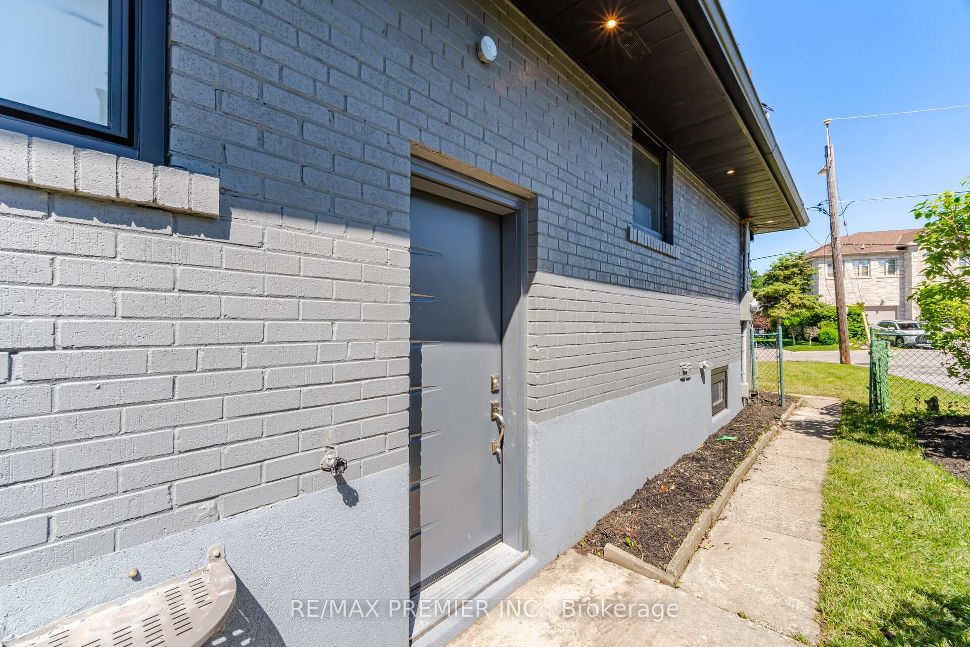 Photo 30 of 19 Jacinta Drive, North York, Rustic — HOMEH