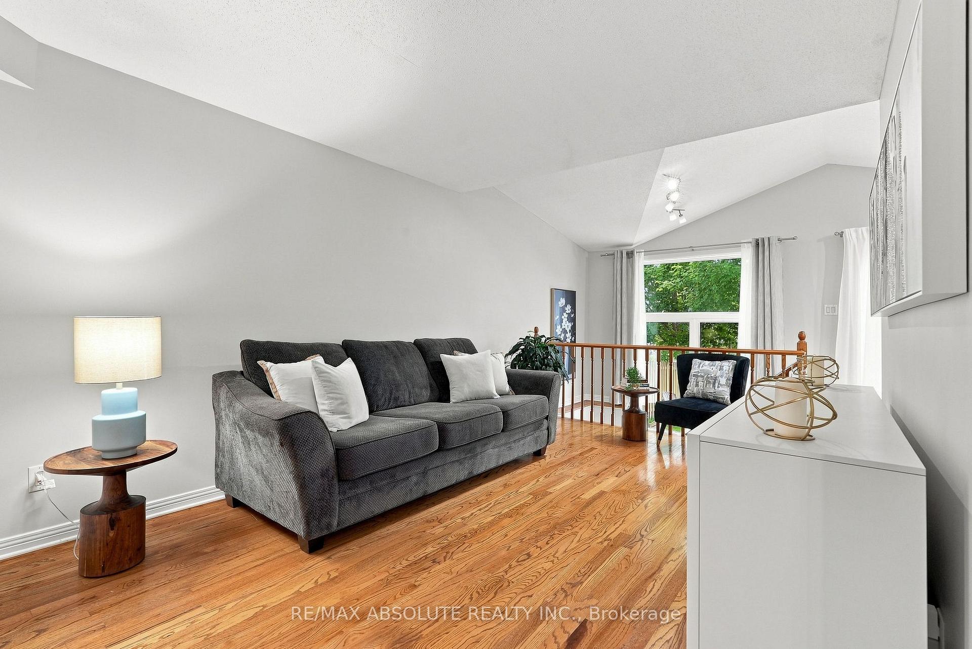 Photo 9 of 26 Milner Downs Crescent, Ottawa, Kanata - Emerald Meadows/Trailwest — HOMEH