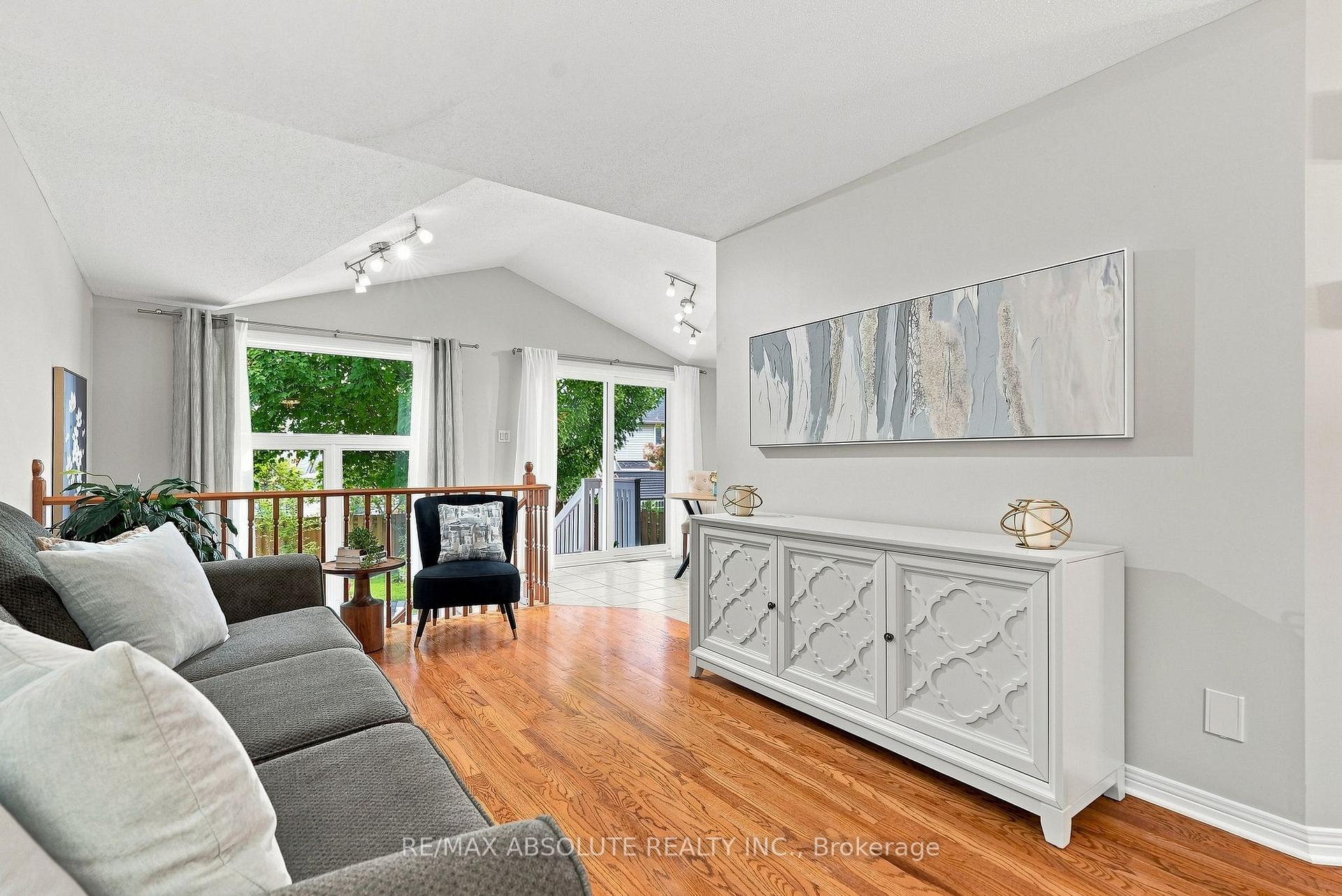 Photo 10 of 26 Milner Downs Crescent, Ottawa, Kanata - Emerald Meadows/Trailwest — HOMEH