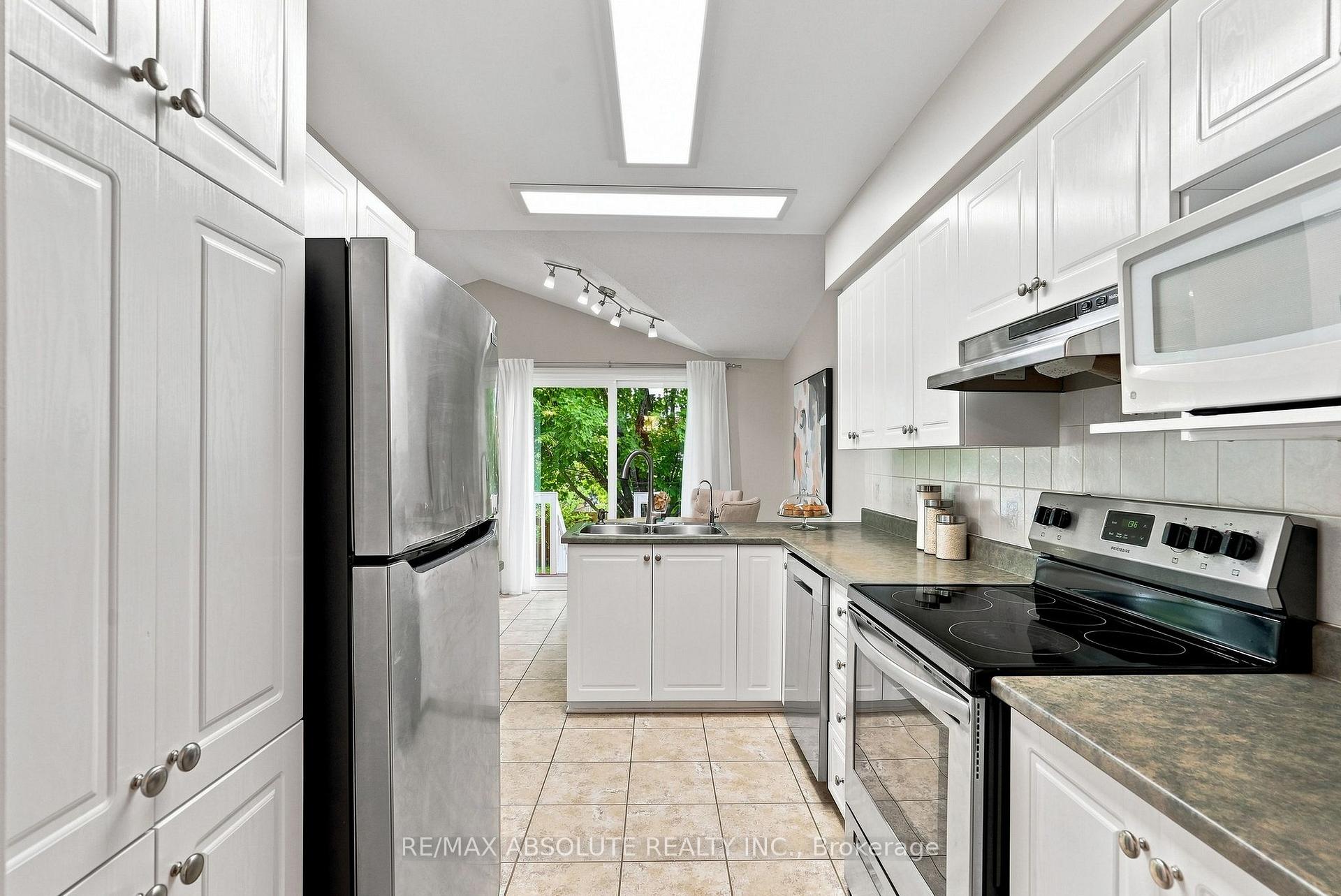 Photo 12 of 26 Milner Downs Crescent, Ottawa, Kanata - Emerald Meadows/Trailwest — HOMEH