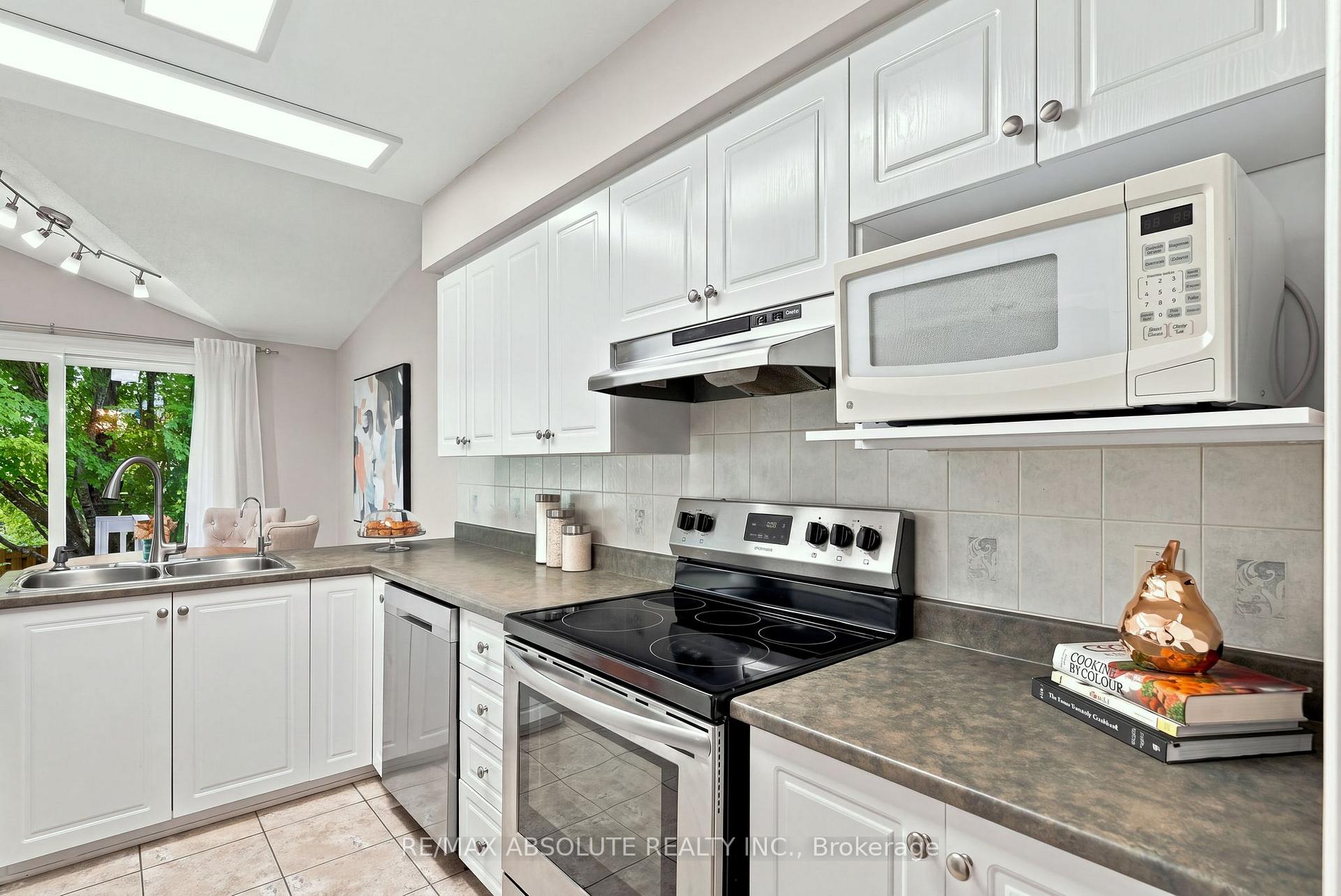 Photo 13 of 26 Milner Downs Crescent, Ottawa, Kanata - Emerald Meadows/Trailwest — HOMEH