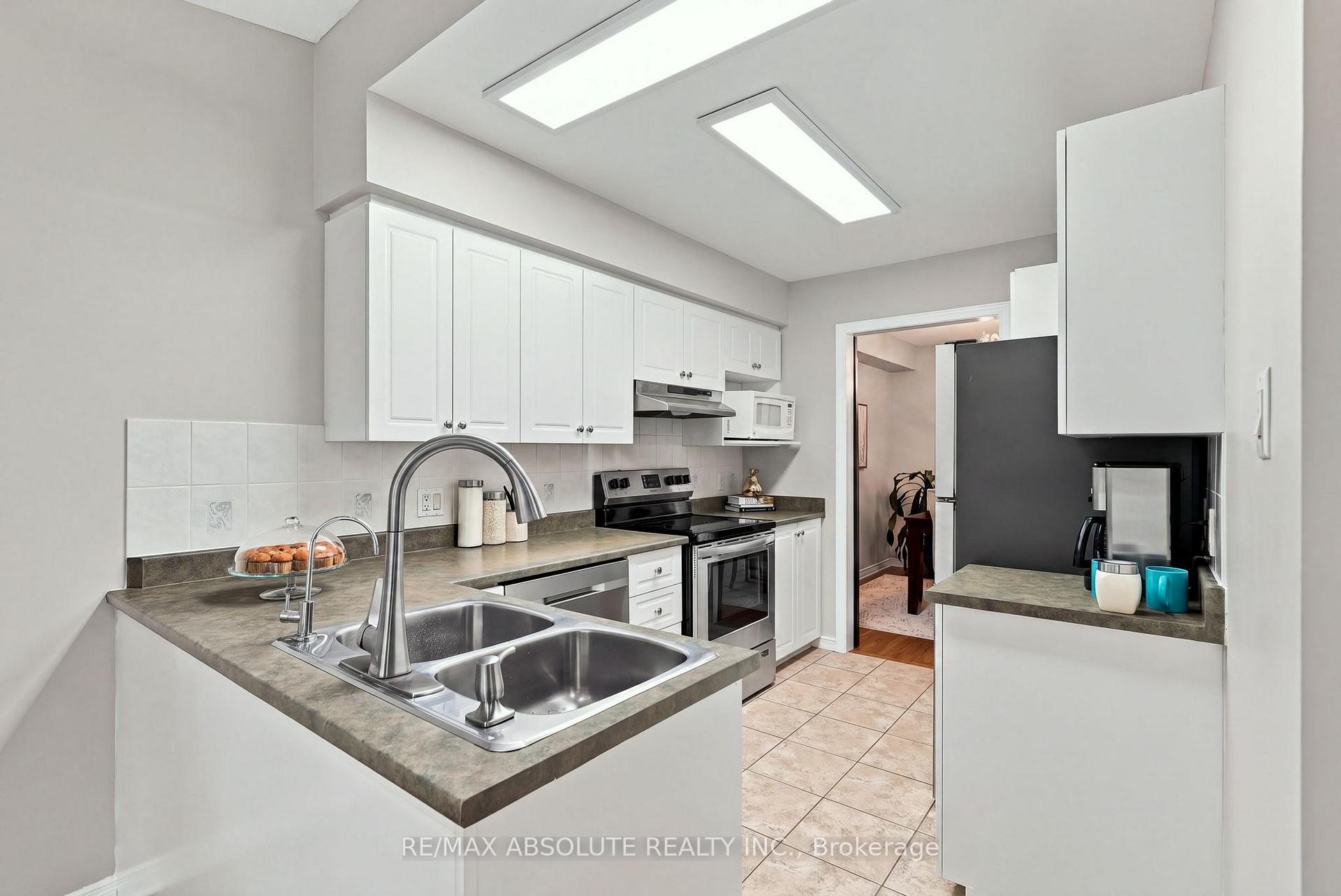 Photo 17 of 26 Milner Downs Crescent, Ottawa, Kanata - Emerald Meadows/Trailwest — HOMEH