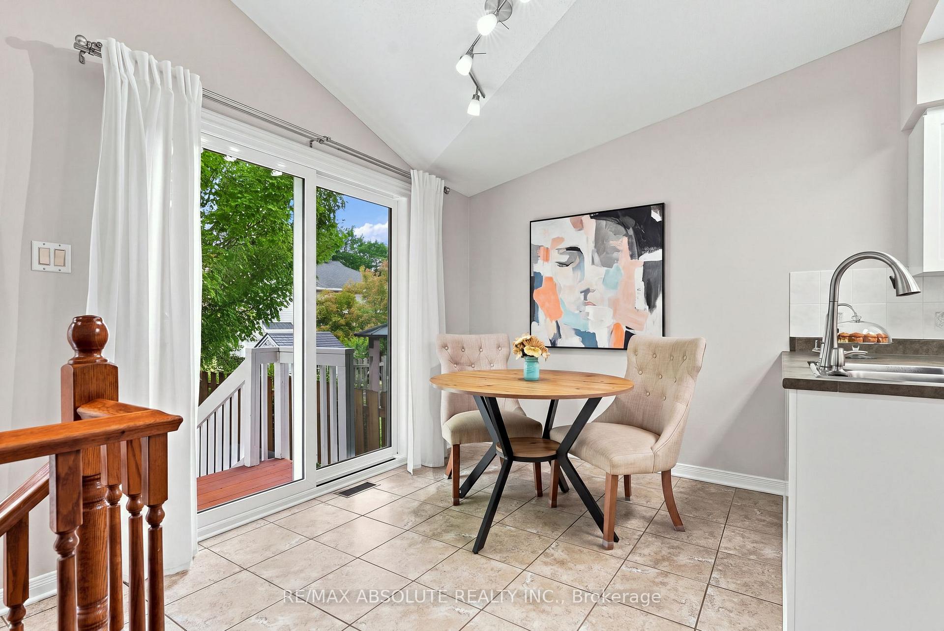 Photo 18 of 26 Milner Downs Crescent, Ottawa, Kanata - Emerald Meadows/Trailwest — HOMEH