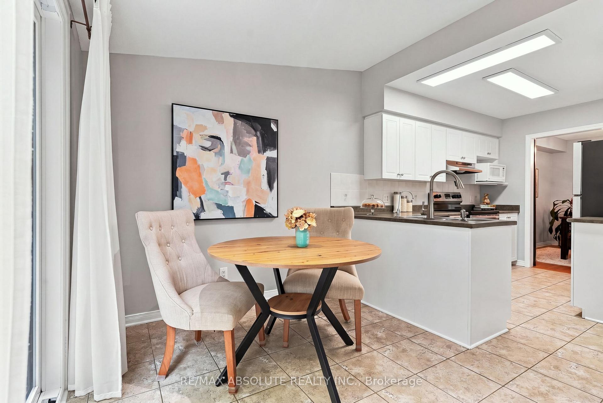 Photo 19 of 26 Milner Downs Crescent, Ottawa, Kanata - Emerald Meadows/Trailwest — HOMEH