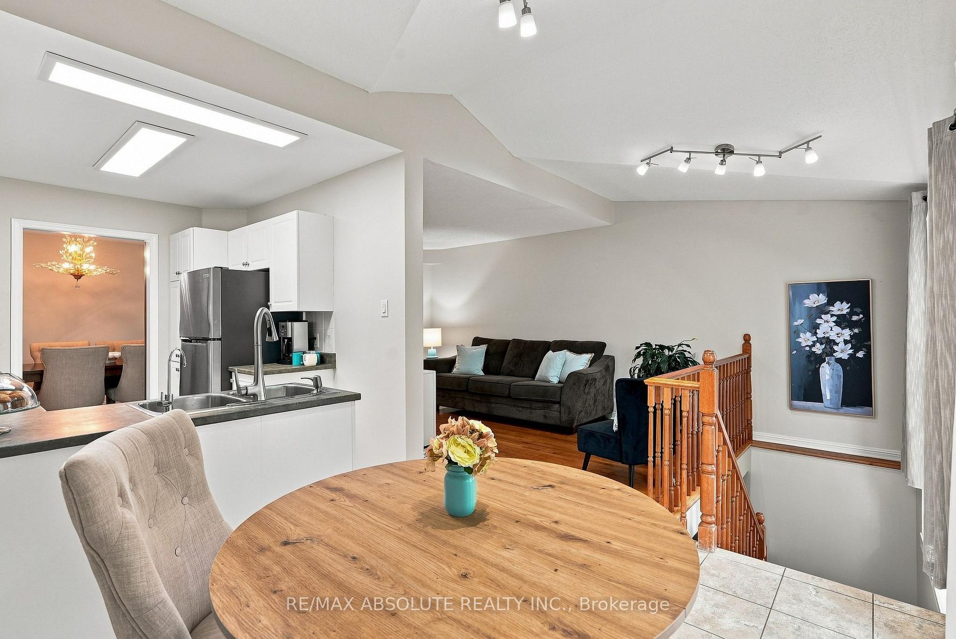 Photo 20 of 26 Milner Downs Crescent, Ottawa, Kanata - Emerald Meadows/Trailwest — HOMEH