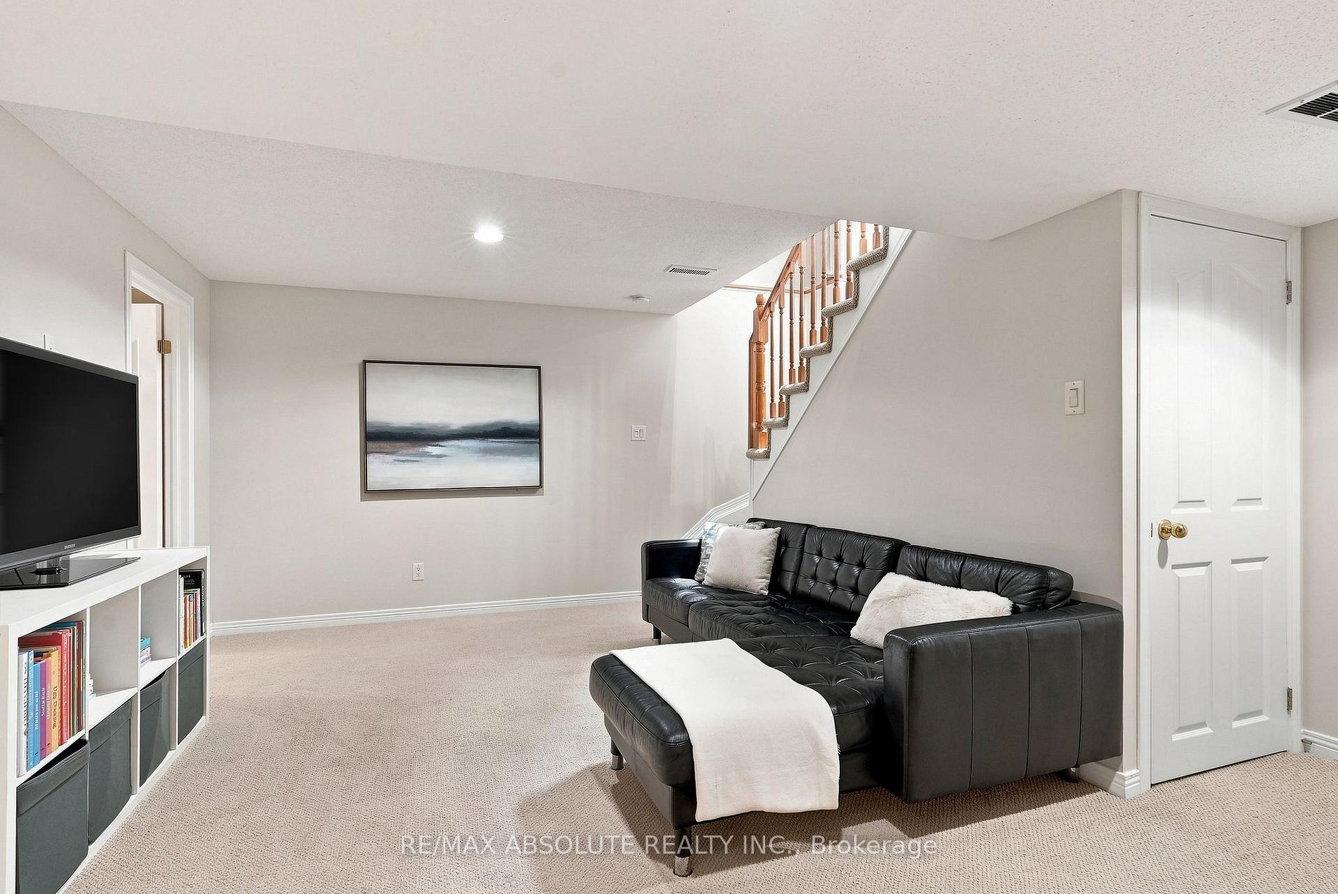 Photo 37 of 26 Milner Downs Crescent, Ottawa, Kanata - Emerald Meadows/Trailwest — HOMEH