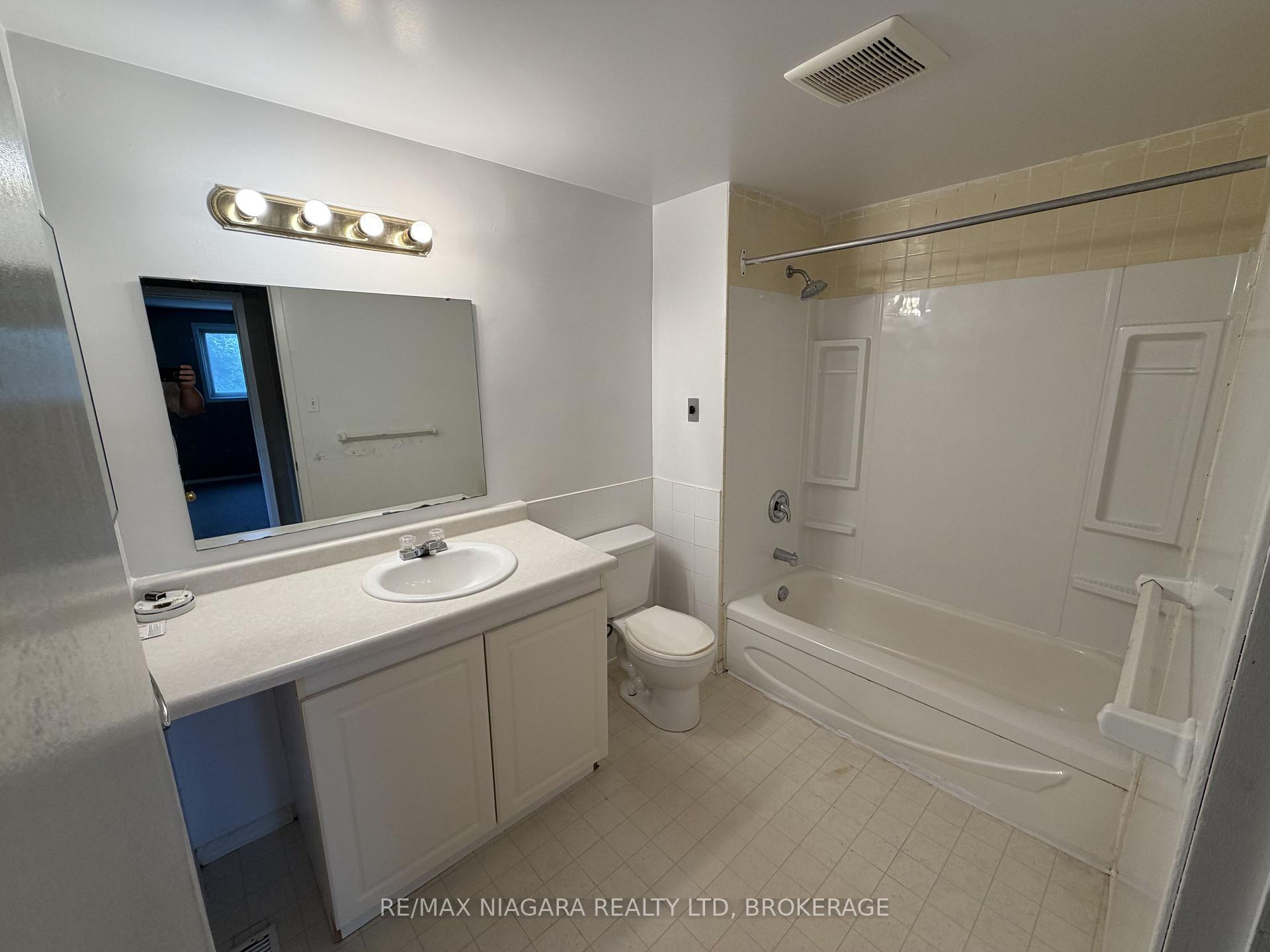 Photo 9 of Unit 4, 21 Woodlawn Road, Welland, N. Welland — HOMEH