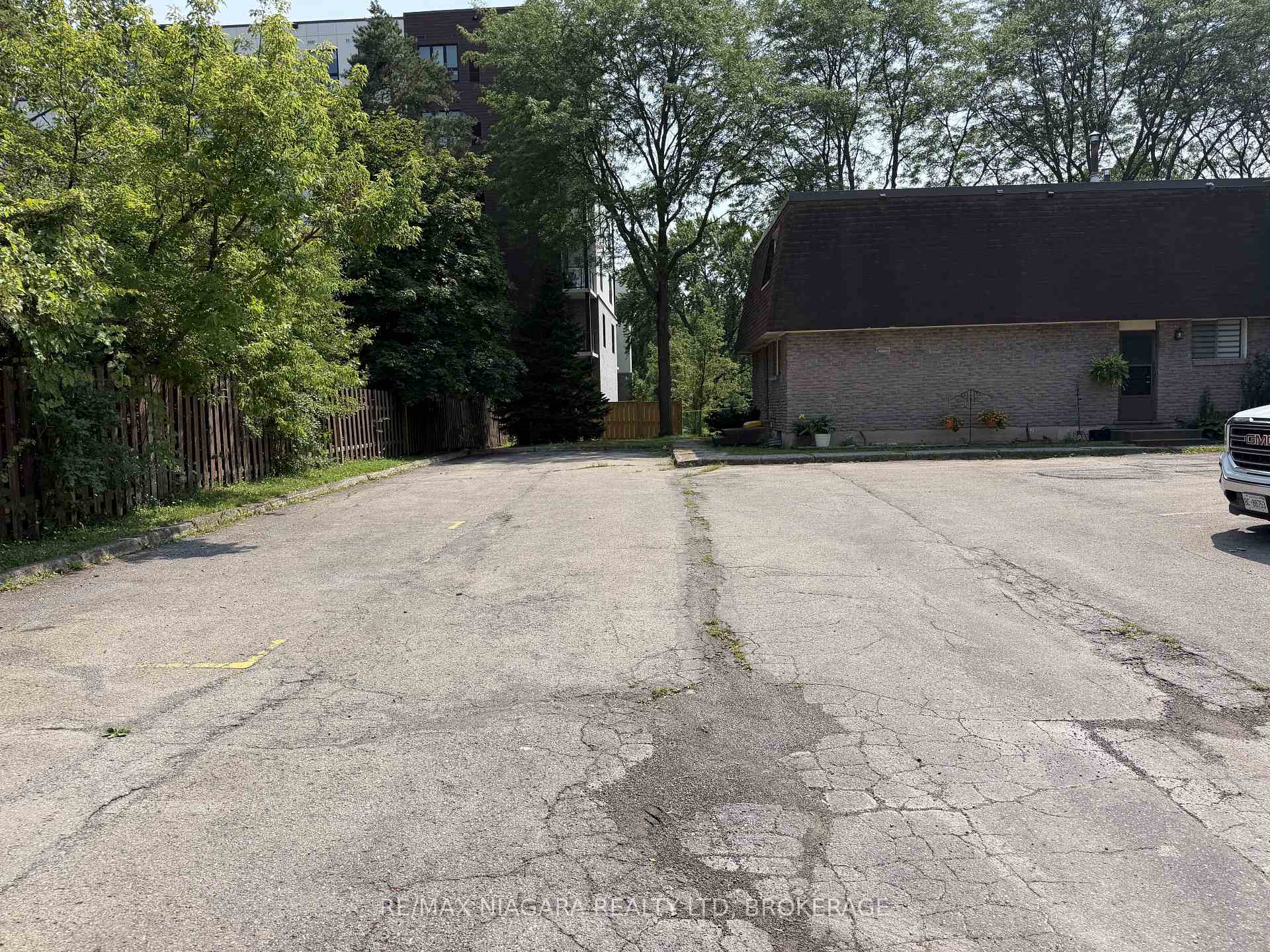 Photo 14 of Unit 4, 21 Woodlawn Road, Welland, N. Welland — HOMEH