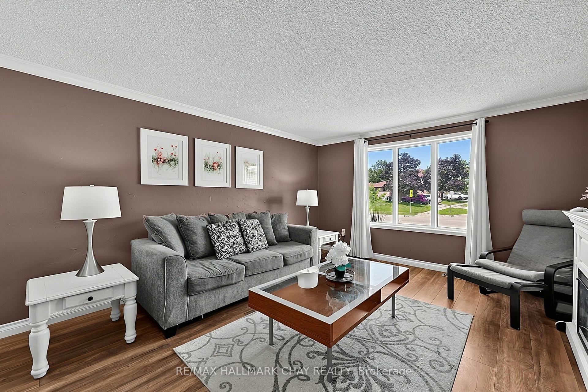 Photo 2 of 73 Browning Trail, Barrie, Letitia Heights — HOMEH