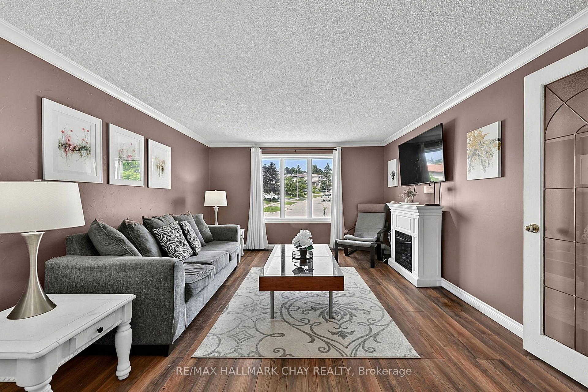 Photo 3 of 73 Browning Trail, Barrie, Letitia Heights — HOMEH