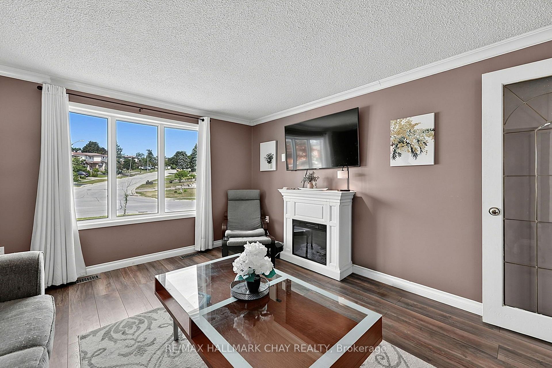 Photo 4 of 73 Browning Trail, Barrie, Letitia Heights — HOMEH
