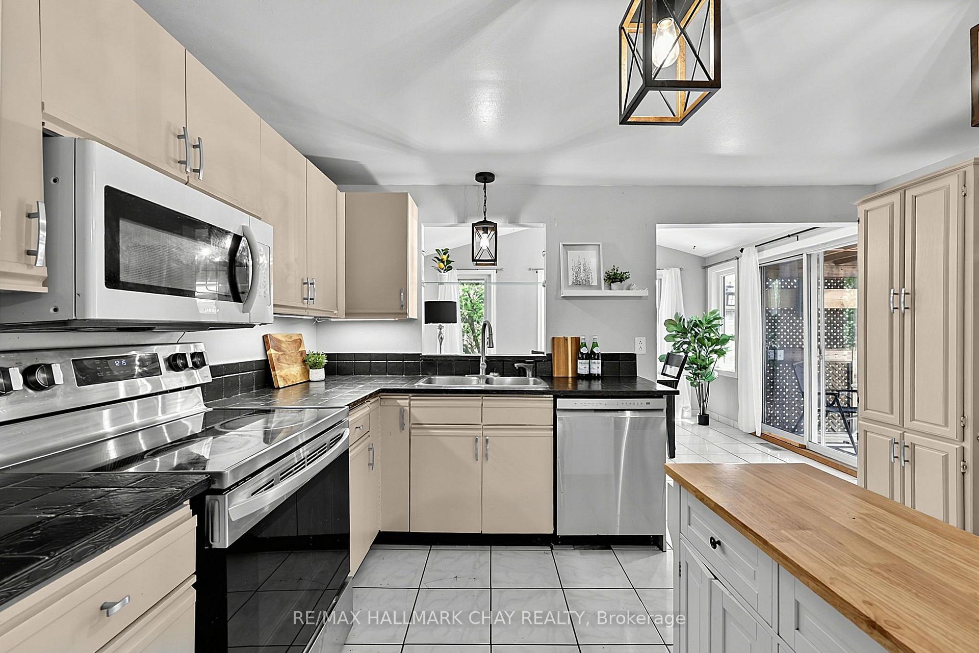 Photo 6 of 73 Browning Trail, Barrie, Letitia Heights — HOMEH