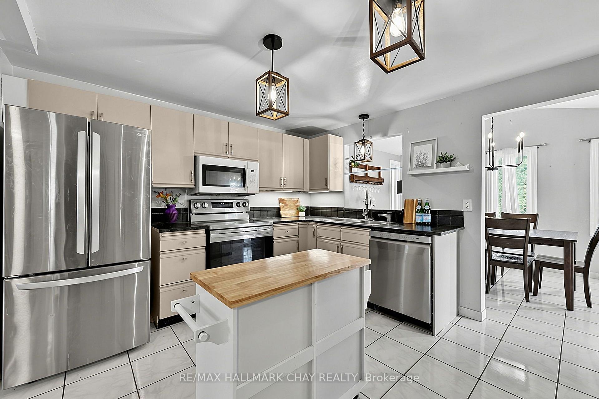 Photo 7 of 73 Browning Trail, Barrie, Letitia Heights — HOMEH