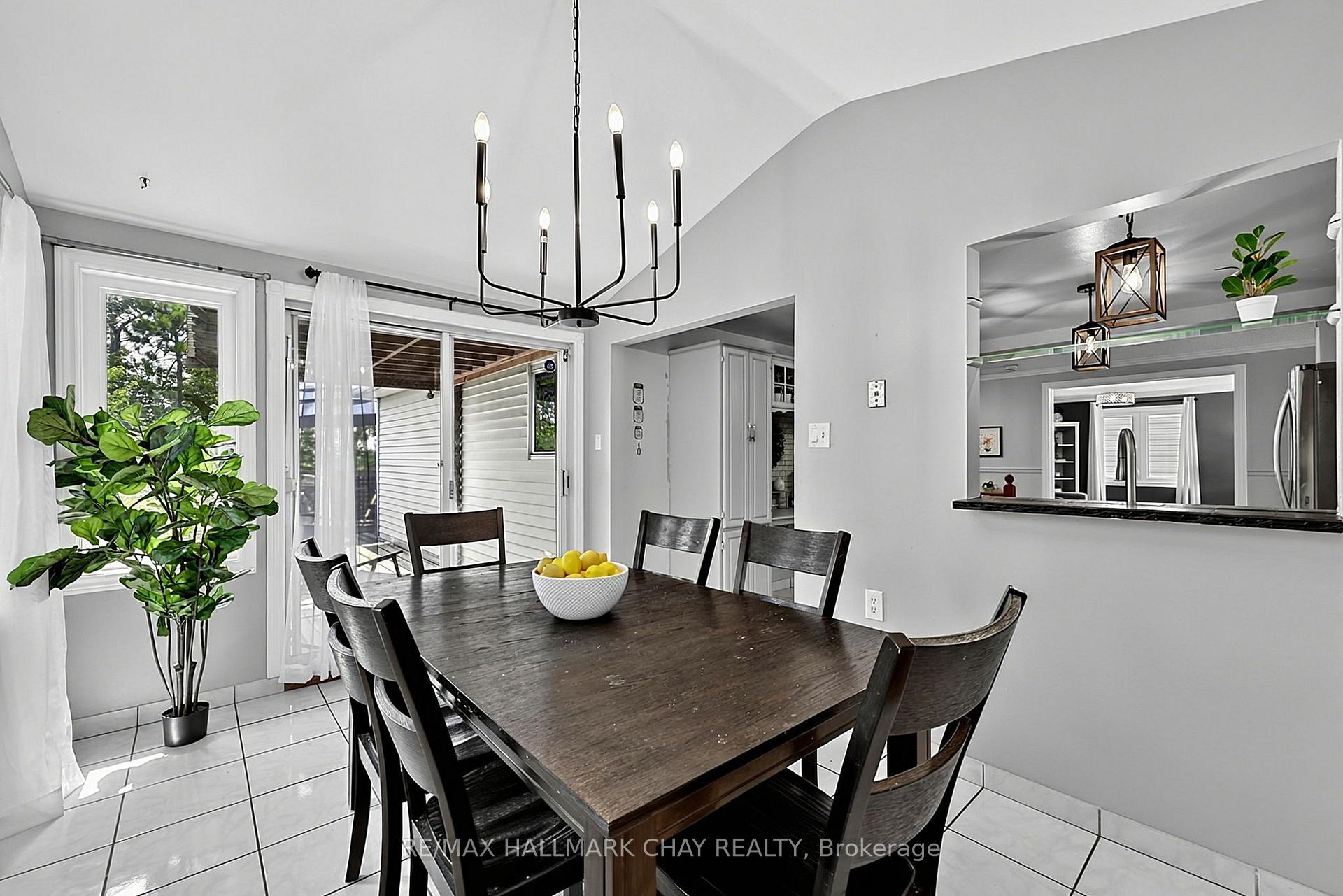 Photo 8 of 73 Browning Trail, Barrie, Letitia Heights — HOMEH