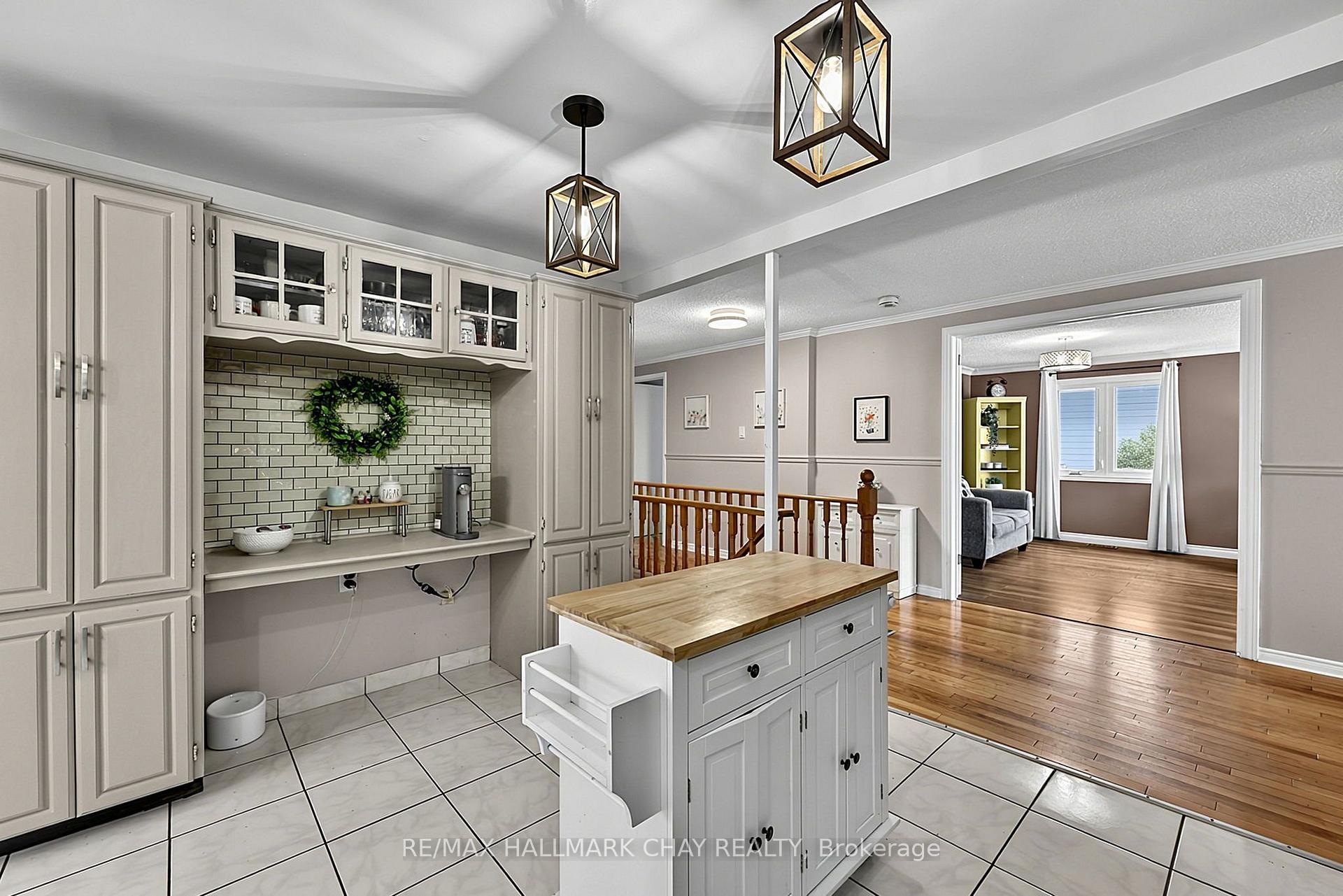 Photo 10 of 73 Browning Trail, Barrie, Letitia Heights — HOMEH