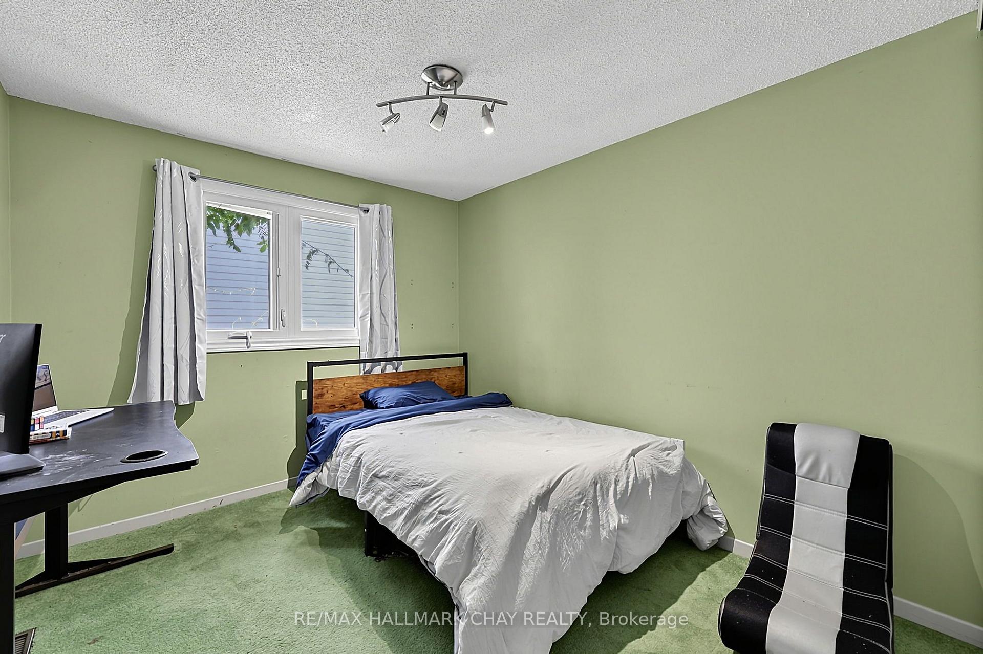 Photo 12 of 73 Browning Trail, Barrie, Letitia Heights — HOMEH