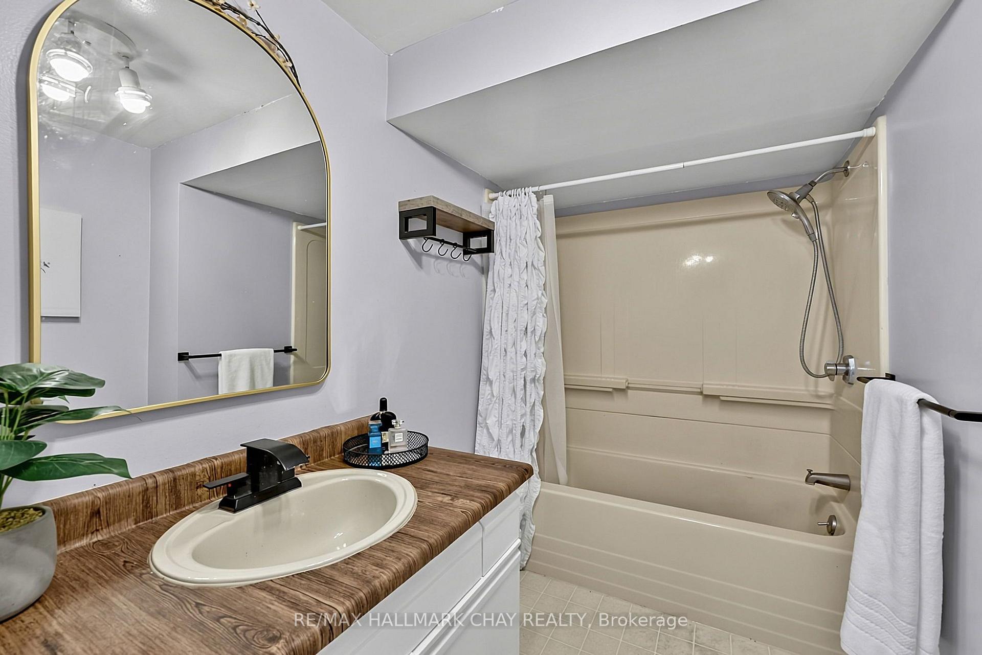 Photo 19 of 73 Browning Trail, Barrie, Letitia Heights — HOMEH