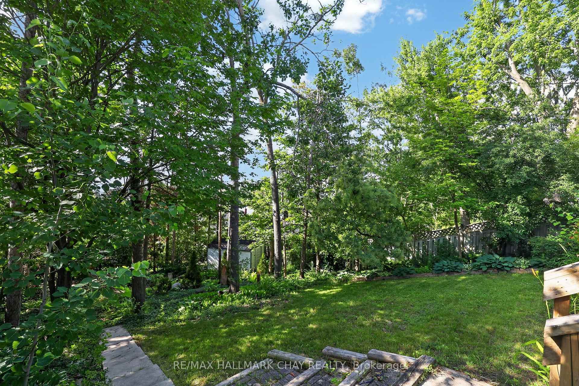 Photo 23 of 73 Browning Trail, Barrie, Letitia Heights — HOMEH