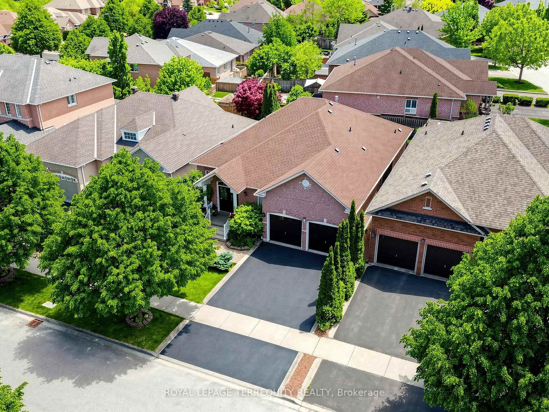 Photo 9 of 19 Johnson Crescent, Halton Hills, Georgetown — HOMEH
