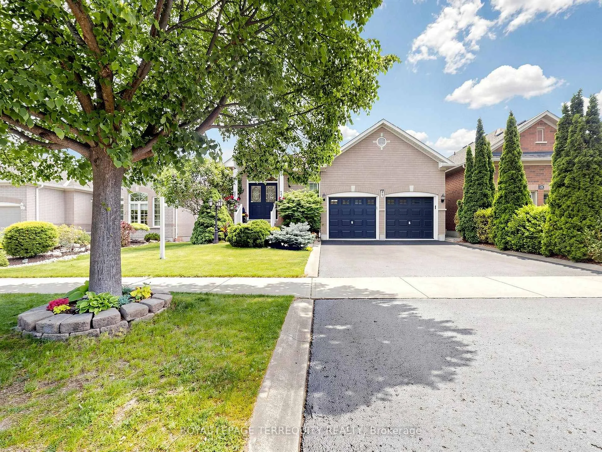 Photo 2 of 19 Johnson Crescent, Halton Hills, Georgetown — HOMEH