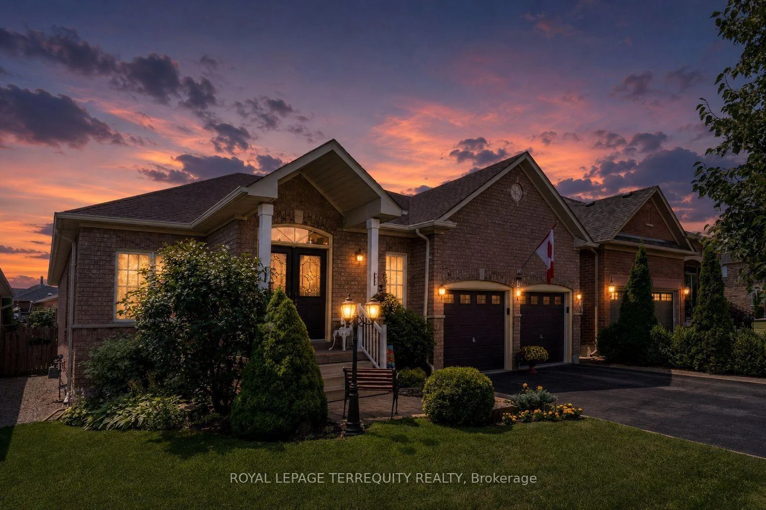 Photo 3 of 19 Johnson Crescent, Halton Hills, Georgetown — HOMEH