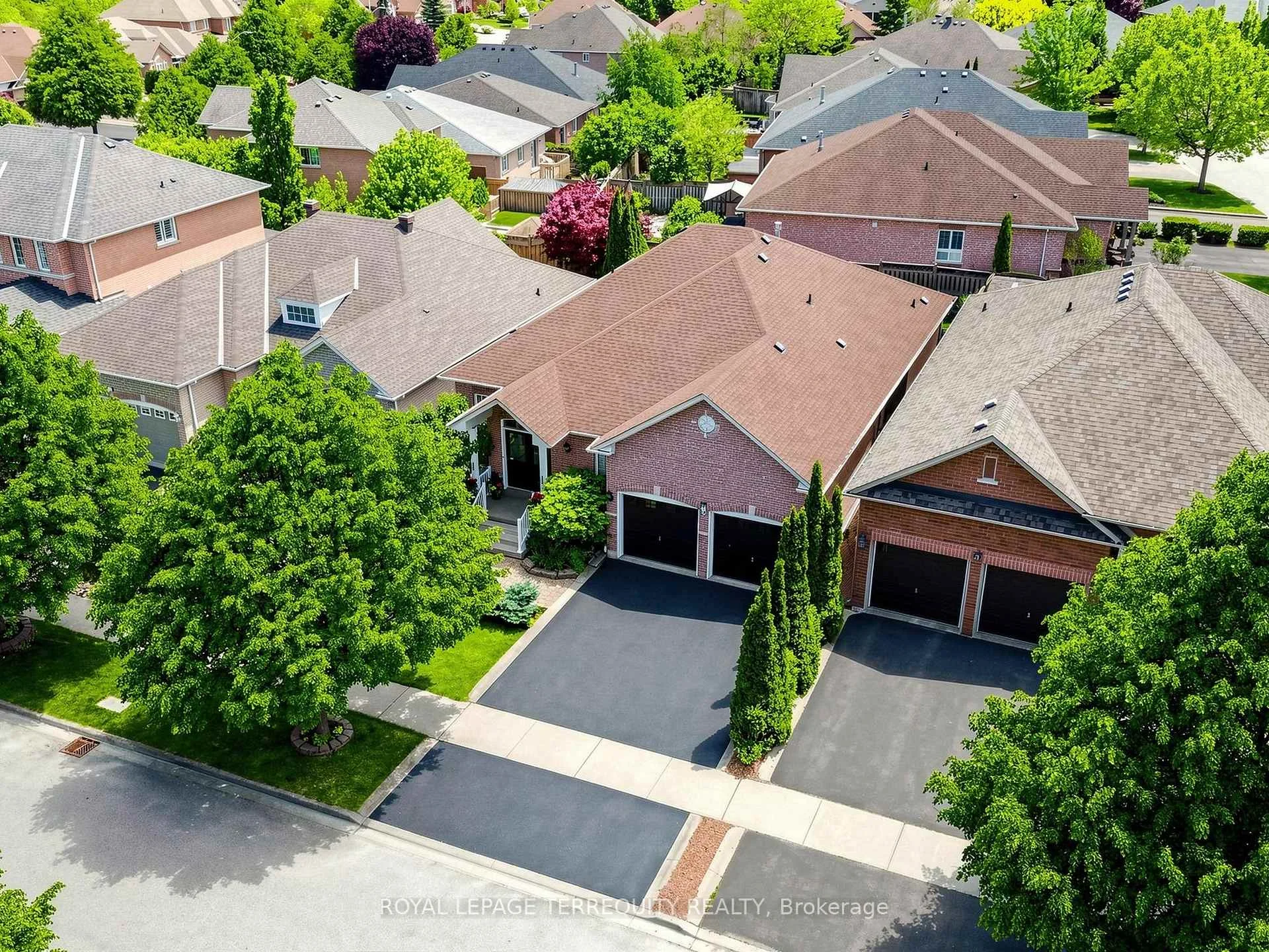 Photo 7 of 19 Johnson Crescent, Halton Hills, Georgetown — HOMEH