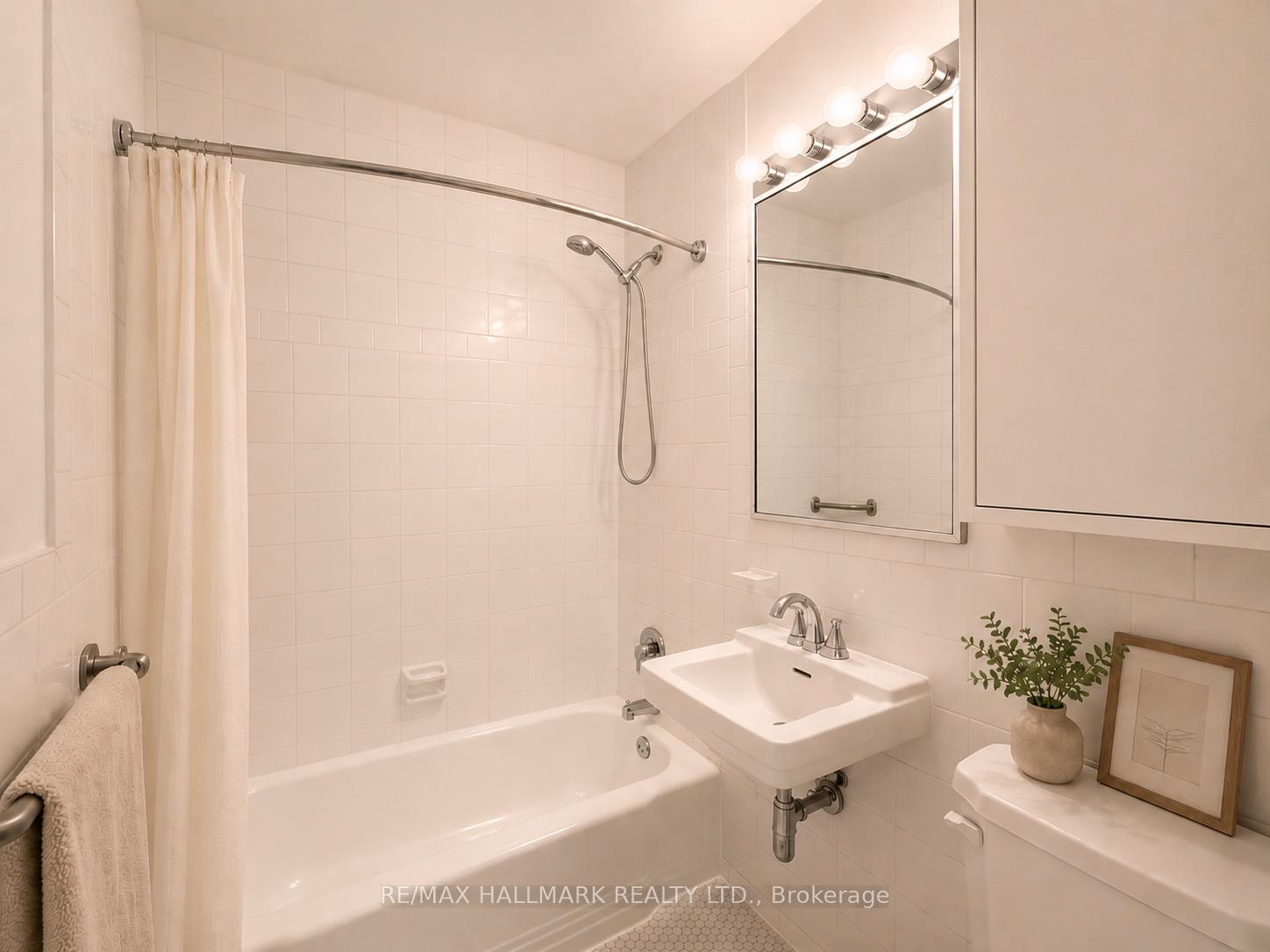 Photo 5 of Unit 101, 30 Upper Canada Drive, North York, St. Andrew-Windfields — HOMEH