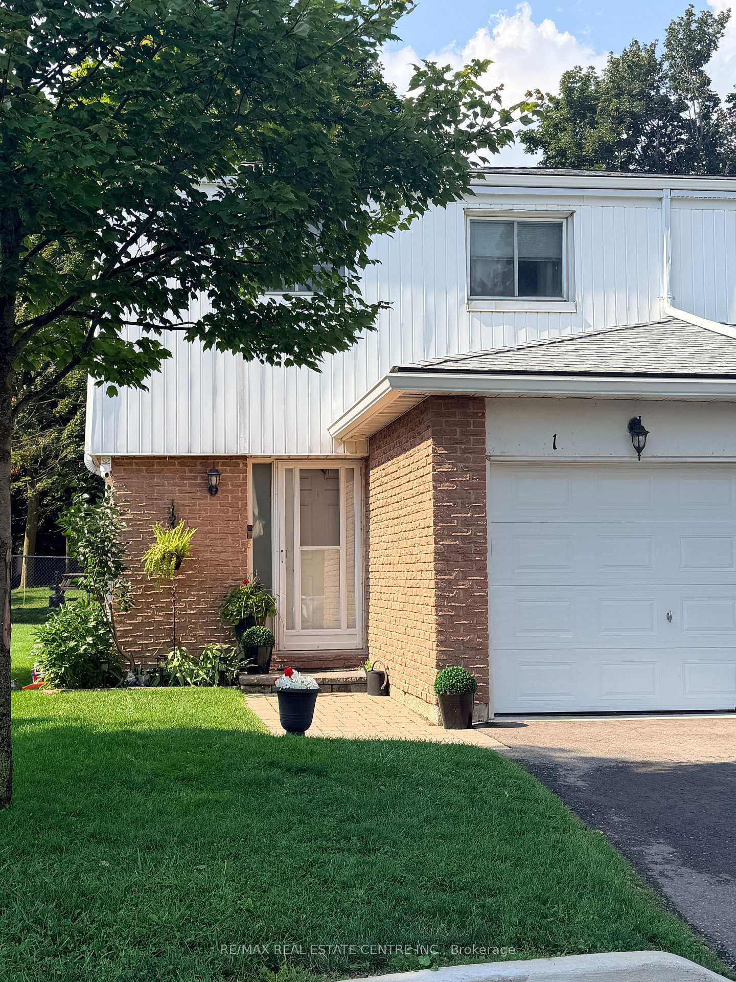 Photo 2 of Unit 1, 325 William Street, Shelburne — HOMEH