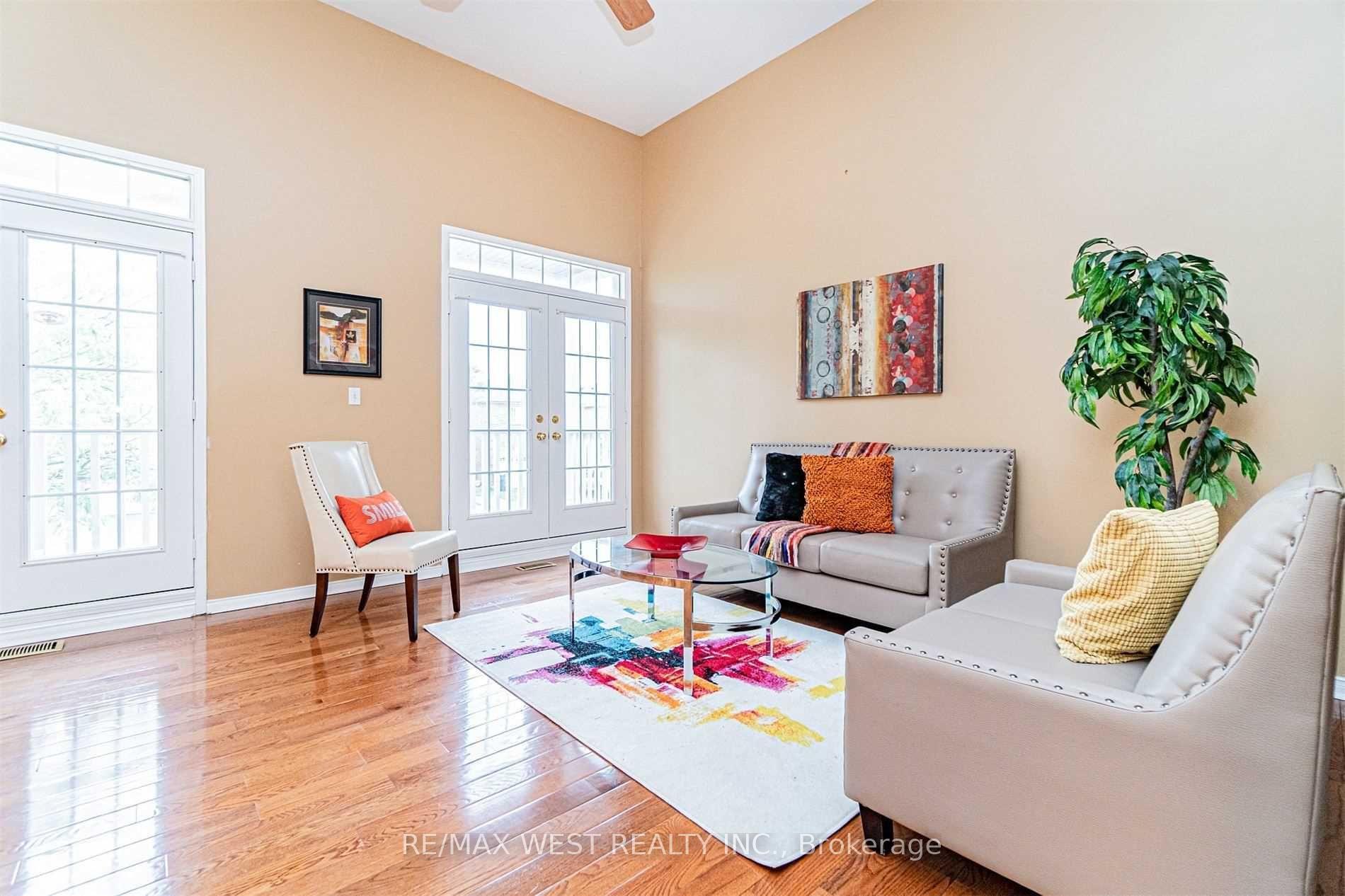Photo 3 of 37 Charleswood Circle, Brampton, Fletcher's Meadow — HOMEH