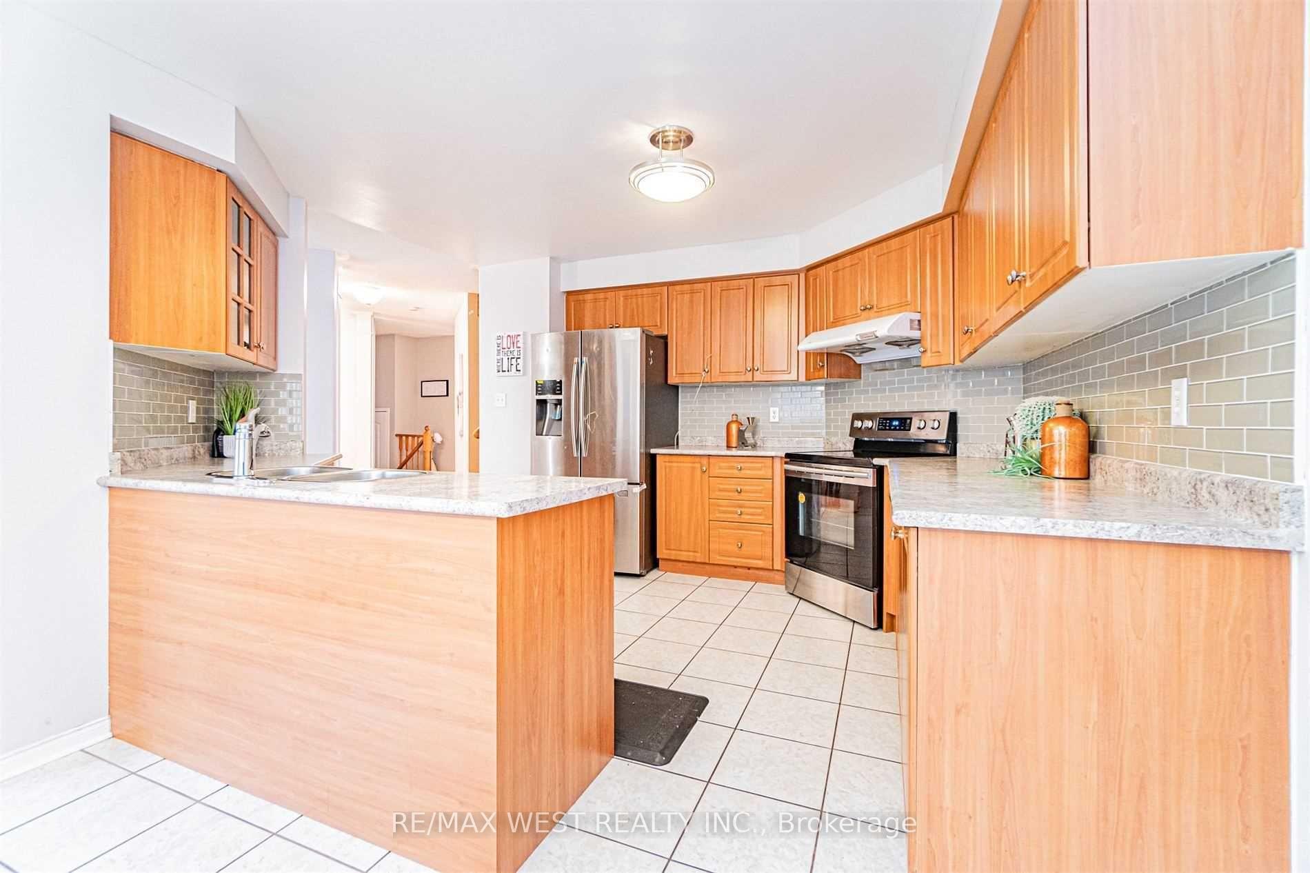 Photo 11 of 37 Charleswood Circle, Brampton, Fletcher's Meadow — HOMEH