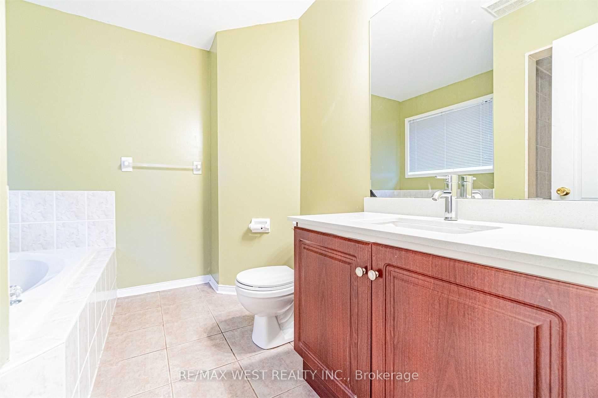 Photo 13 of 37 Charleswood Circle, Brampton, Fletcher's Meadow — HOMEH