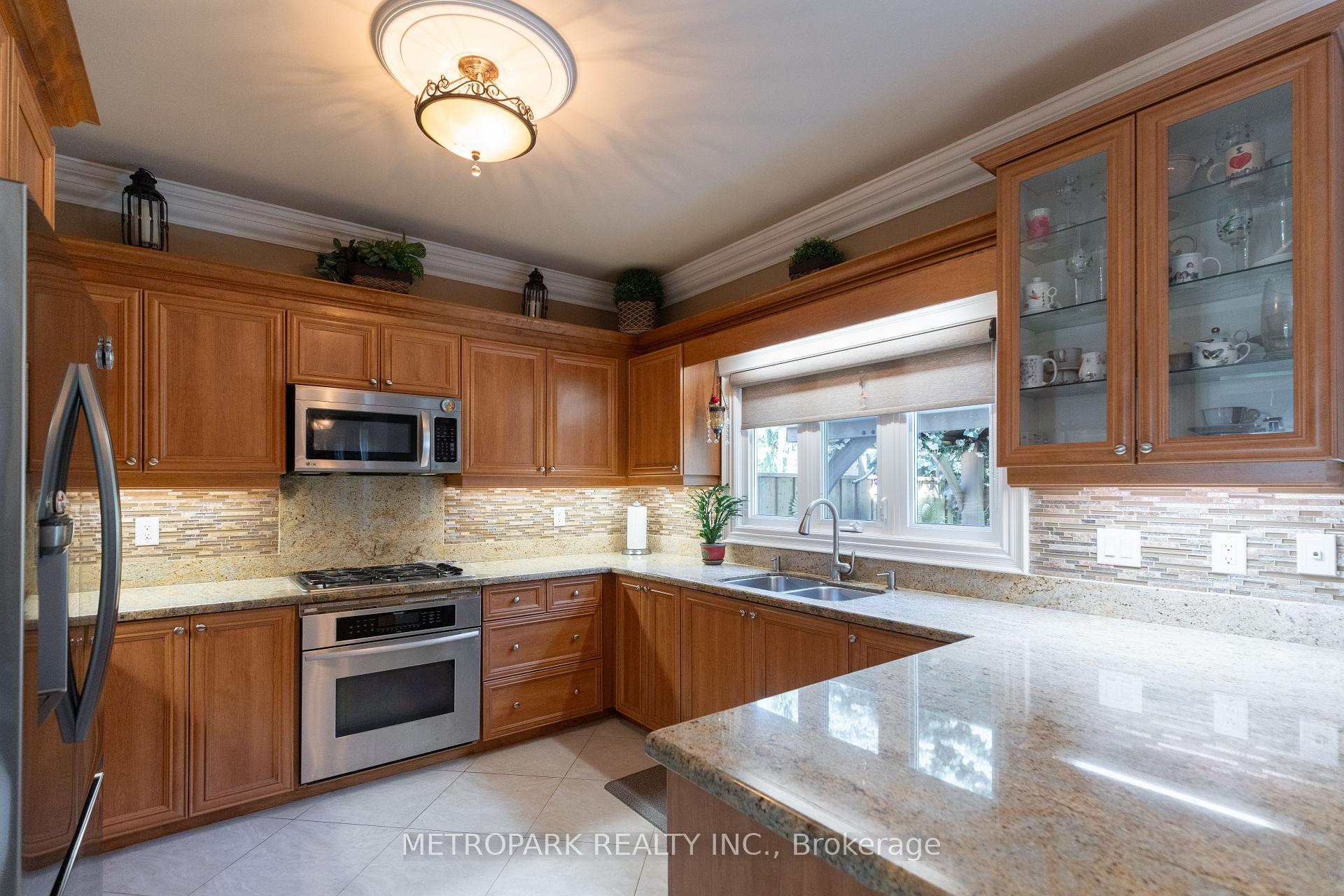 Photo 4 of 56 Bindertwine Boulevard, Vaughan, Kleinburg — HOMEH