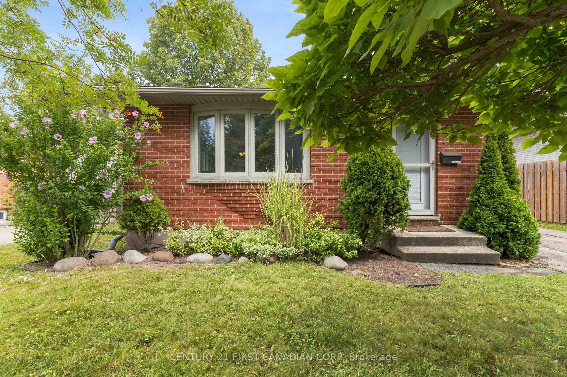 Photo 4 of 436 Ferndale Avenue, London, South P — HOMEH